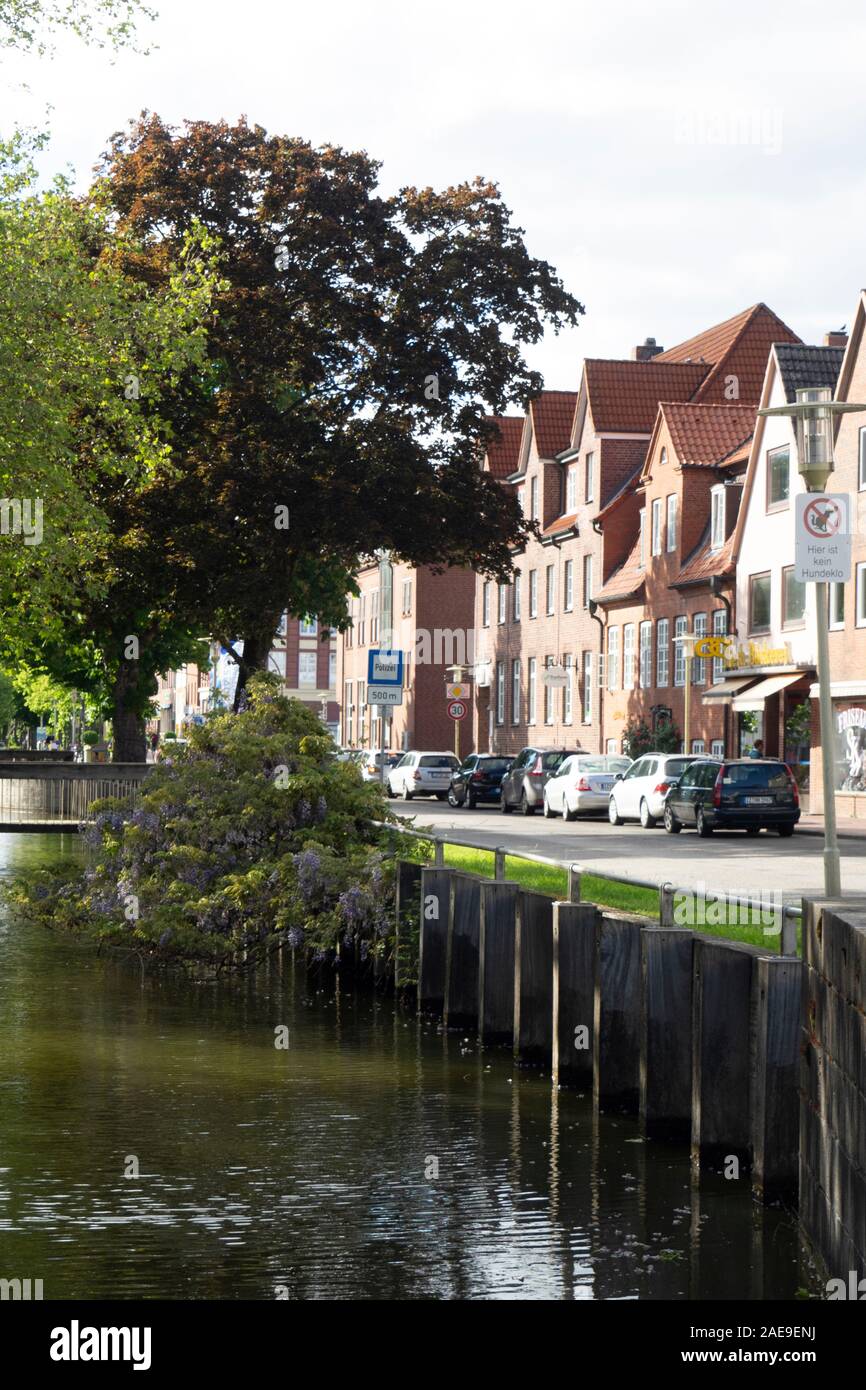 Canale che corre lungo la strada Am Fleth a Glückstadt Schleswig-Holstein Germania Foto Stock