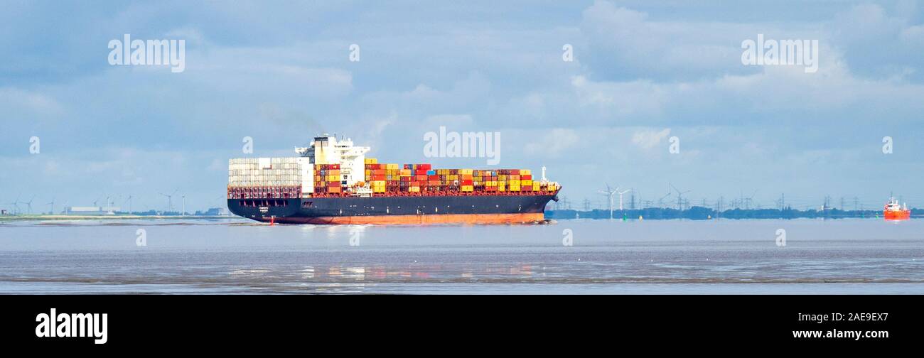 Nave container che naviga lungo il fiume Elba Glückstadt Schleswig-Holstein Germania Foto Stock