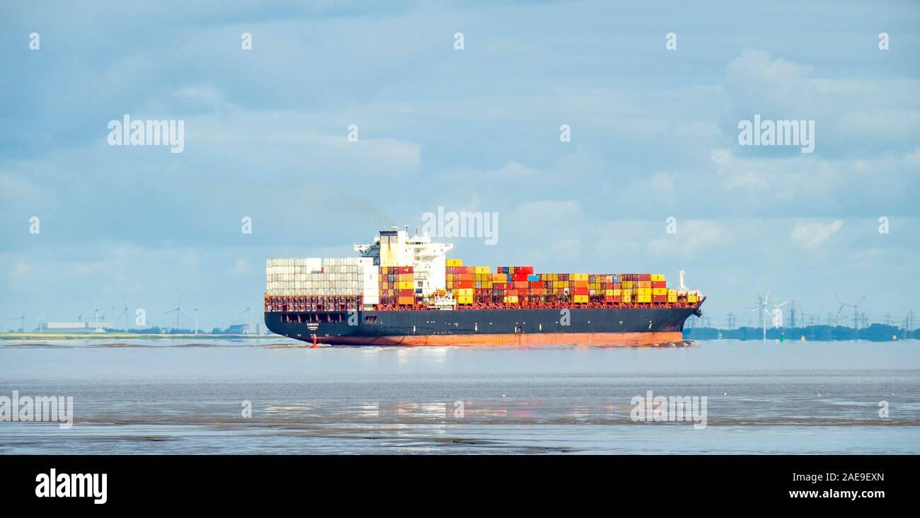 Nave container che naviga lungo il fiume Elba Glückstadt Schleswig-Holstein Germania Foto Stock