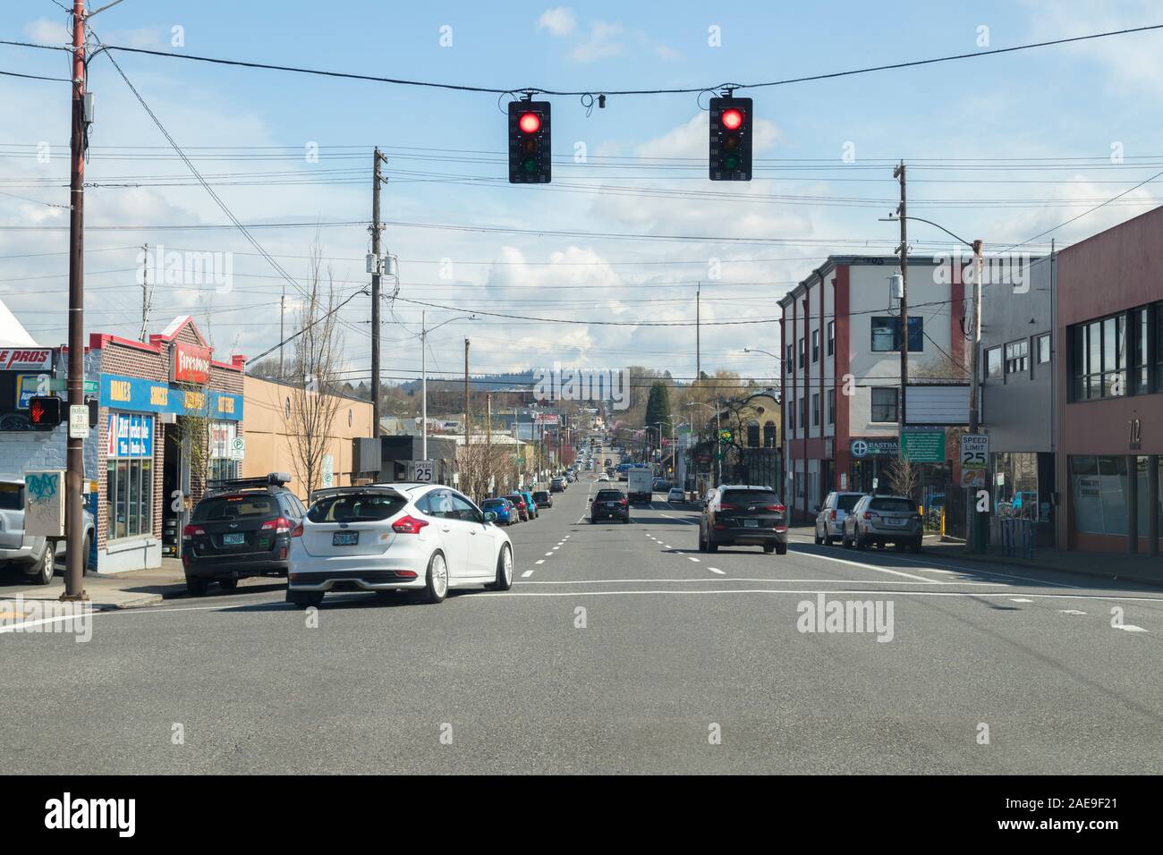 Portland, Oregon / STATI UNITI D'AMERICA - Circa 2019: una tipica strada in Portland Oregon. In attesa ad un semaforo rosso su Hawthorne Boulevard in Portland Oregon. Foto Stock