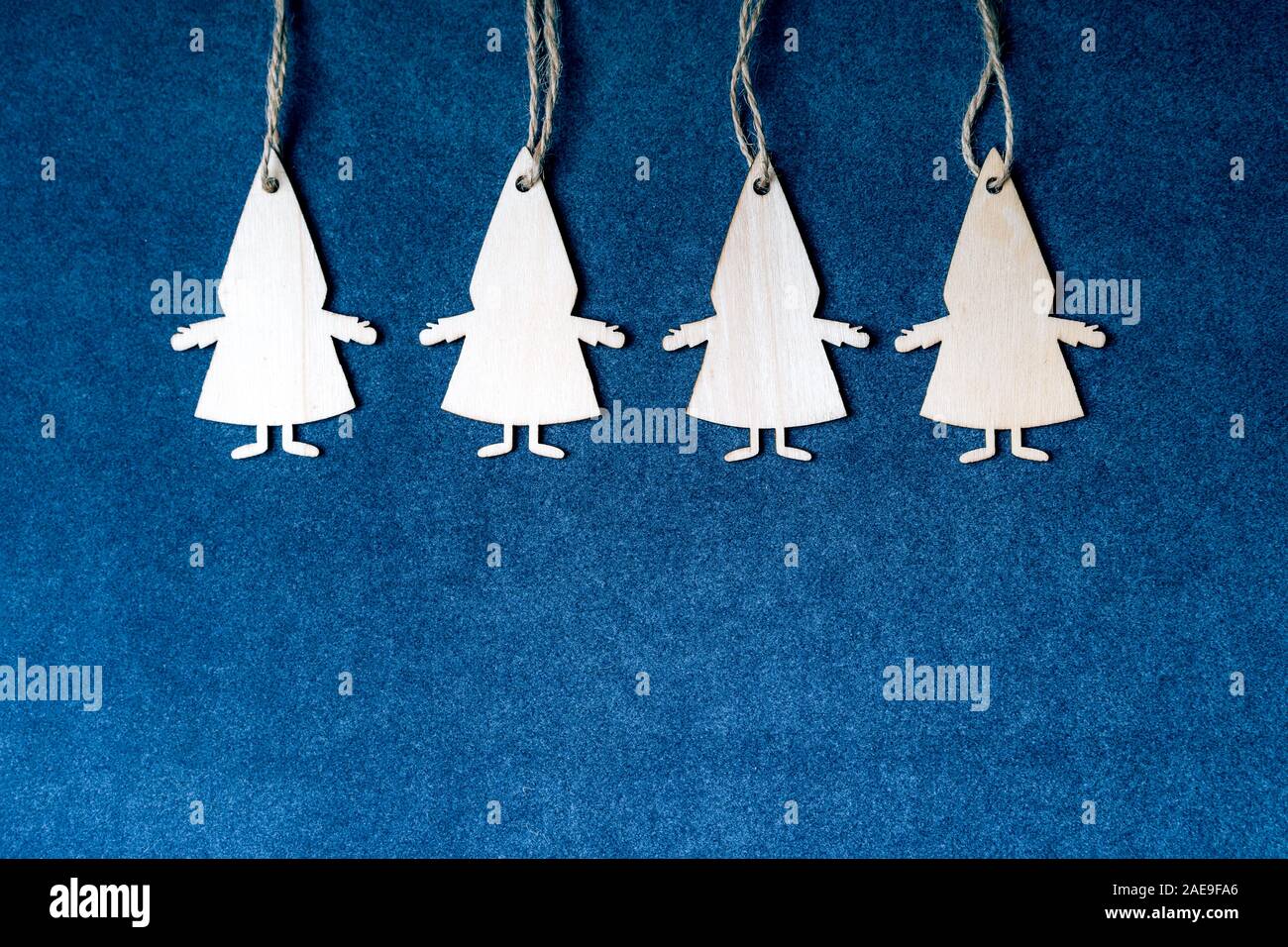 Natale in legno elfi gnomi appesi ad un velluto blu sullo sfondo della carta Foto Stock
