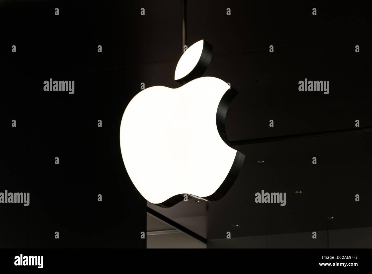 HongKong - Novembre 2019: il logo Apple in Apple Flagship Store a Hong Kong Foto Stock