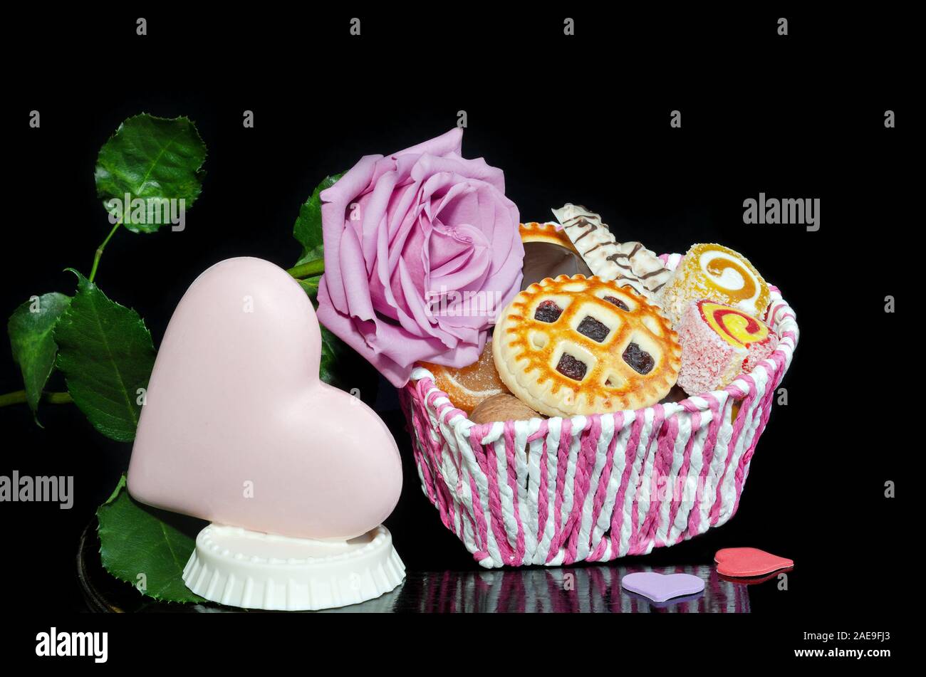 Cuore di cioccolato, rose e cookies il giorno di San Valentino. Foto Stock