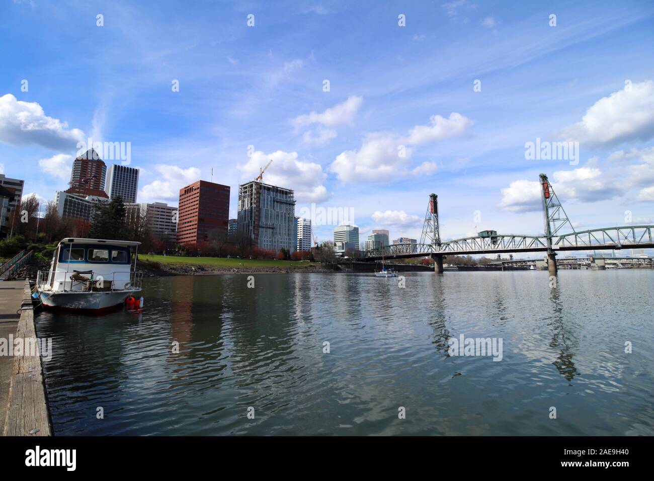 Portland, Oregon / STATI UNITI D'AMERICA - Circa 2019: Portland Oregon skyline visto da un molo sul fiume Willamette. Foto Stock