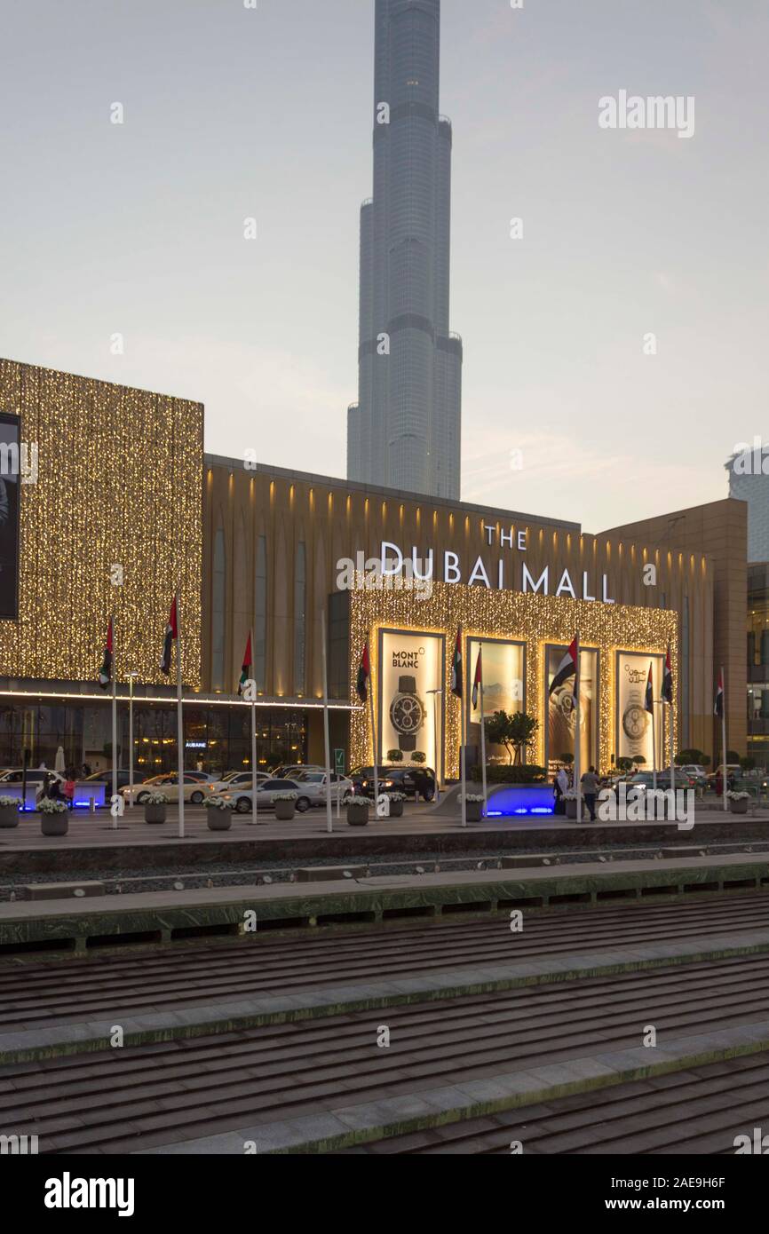 DUBAI, Emirati Arabi Uniti - 28 dicembre 2017: Dubai Mall facciata al tempo  di Natale con BurjKhalifa in background Foto stock - Alamy