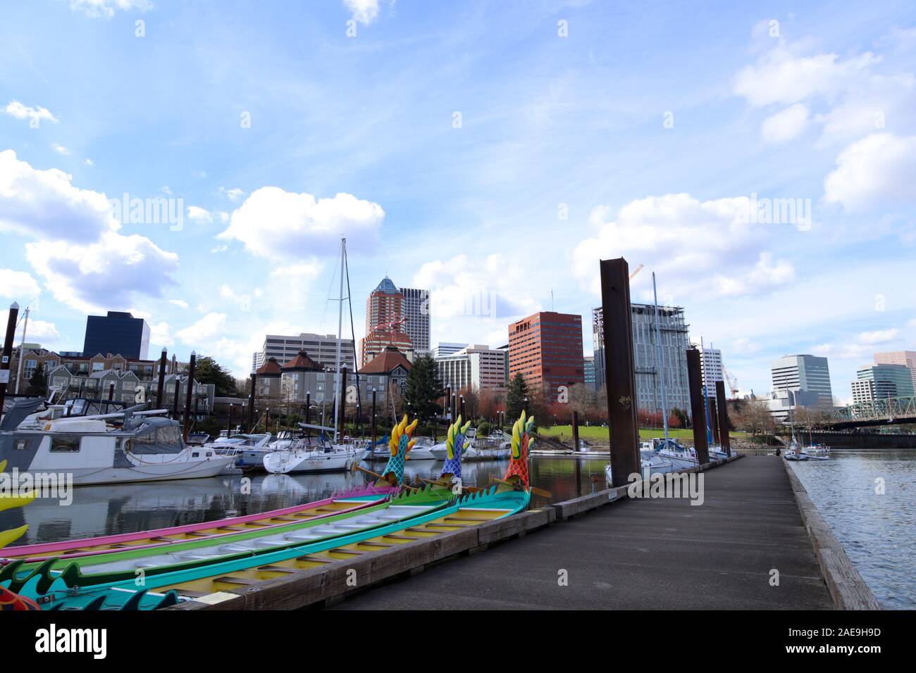 Portland, Oregon / STATI UNITI D'AMERICA - Circa 2019: Marina lungo il fiume Willamette nel centro di Portland, Oregon. Foto Stock