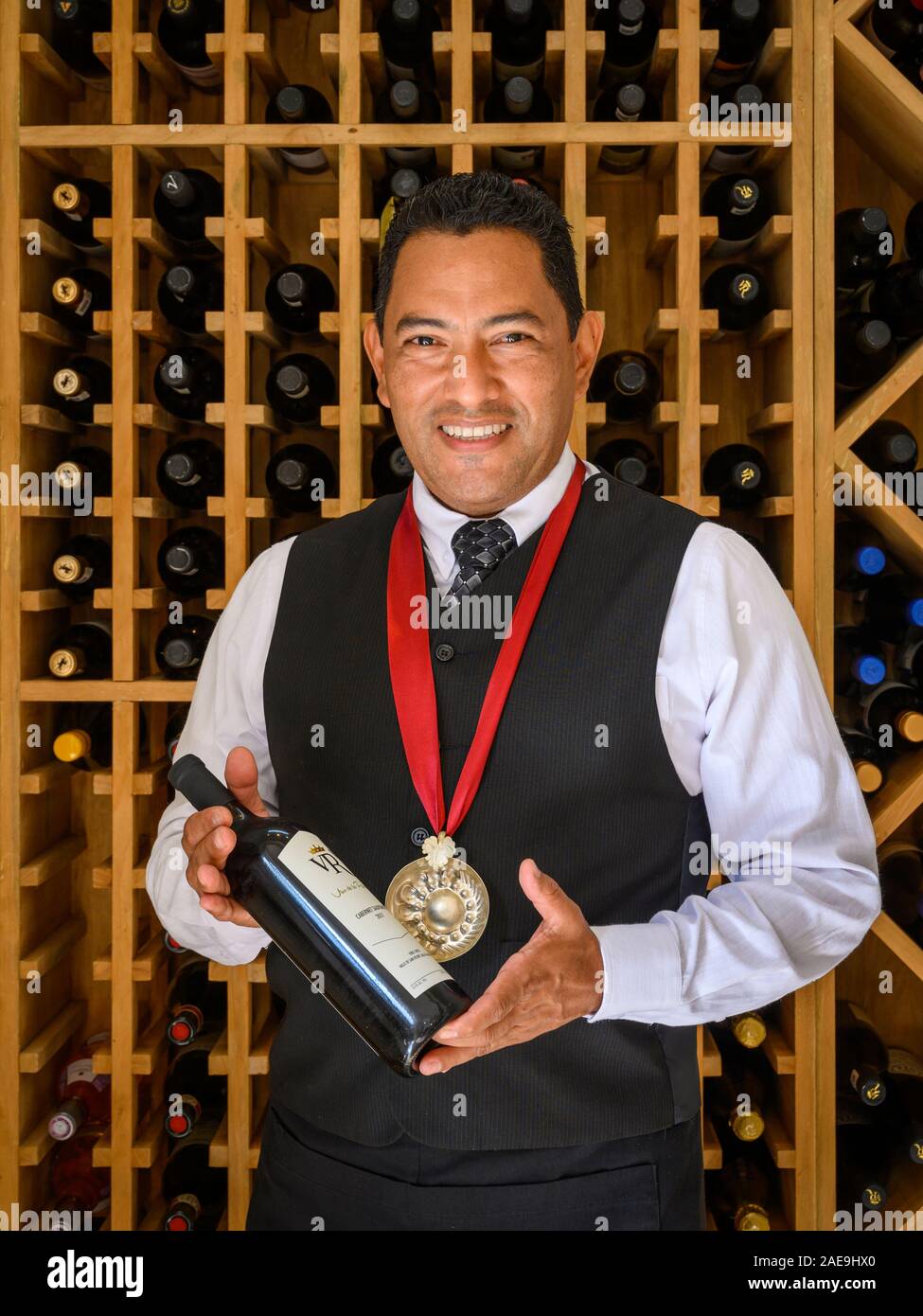 Il ristorante Iguana Manager e Sommelier Raul Fernandez al Casa Kimberly in Puerto Vallarta, Jalisco, Messico. Foto Stock