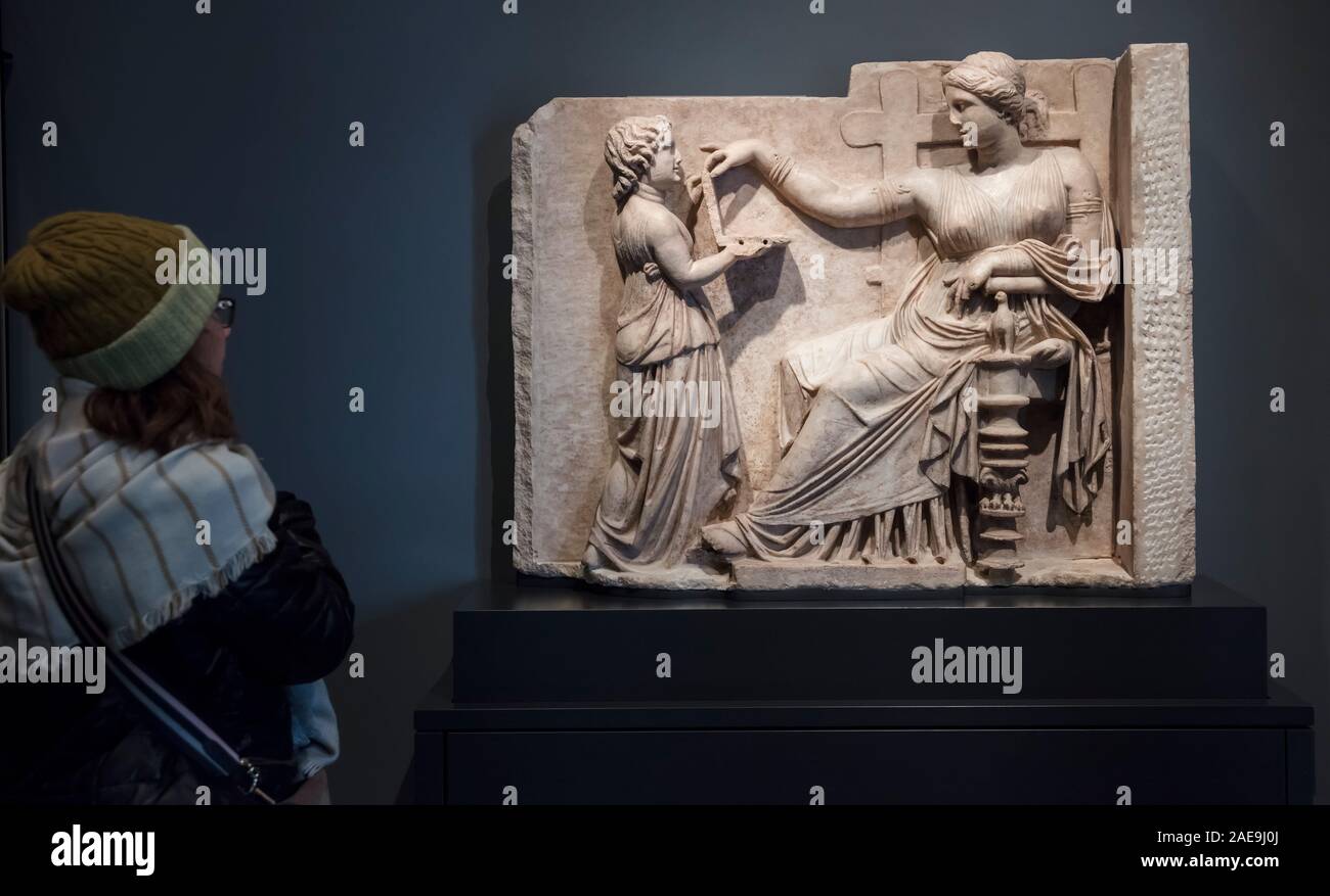 Pietra tombale di una donna con il suo responsabile, Villa Getty di Los Angeles, California, Stati Uniti d'America Foto Stock