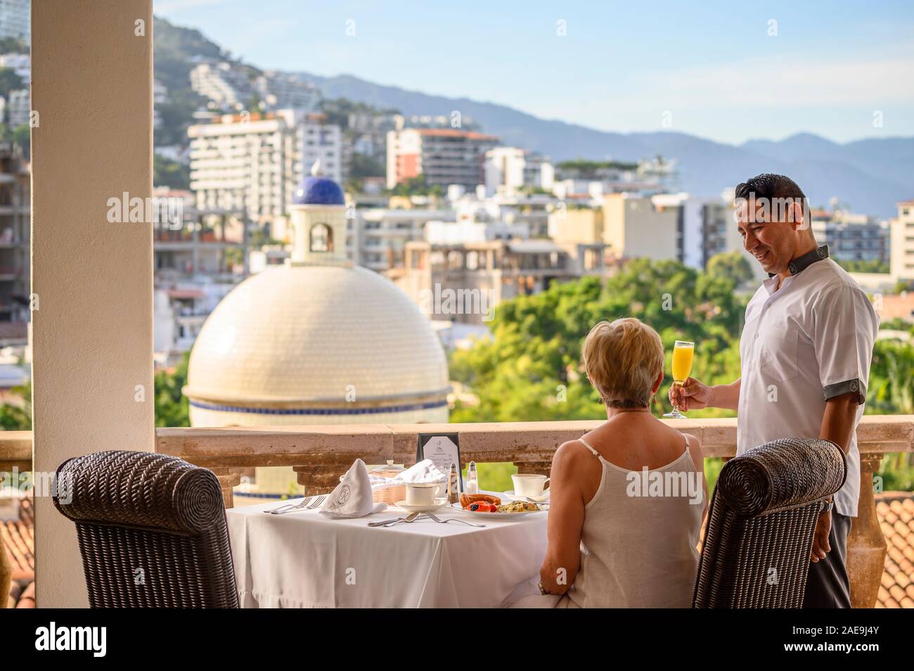 Servizio in camera Servizio sul ponte della sala Vip a Casa Kimberly, Puerto Vallarta, Jalisco, Messico. Foto Stock