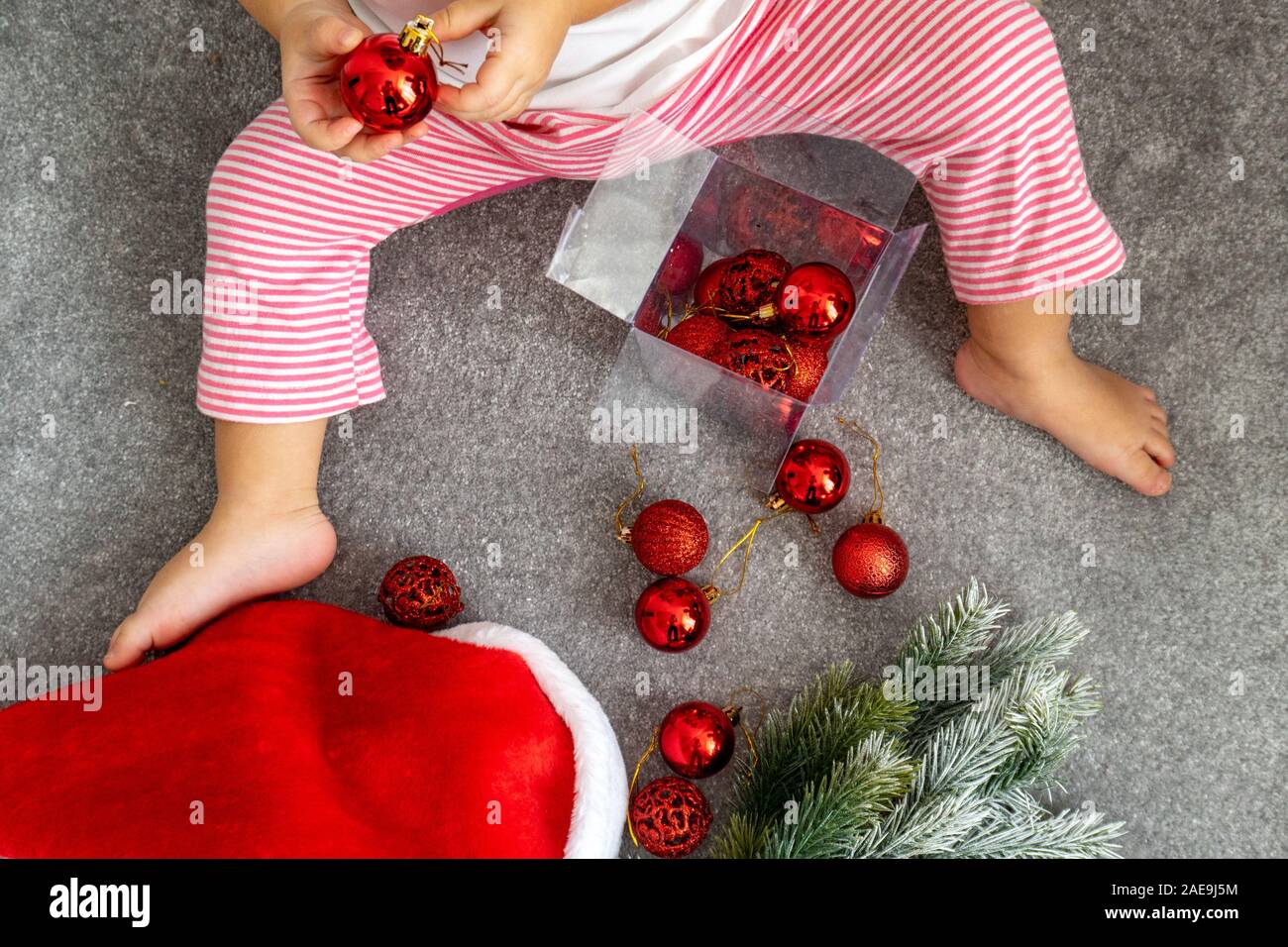 Il bambino gioca con il nuovo anno la decorazione. Foto Stock