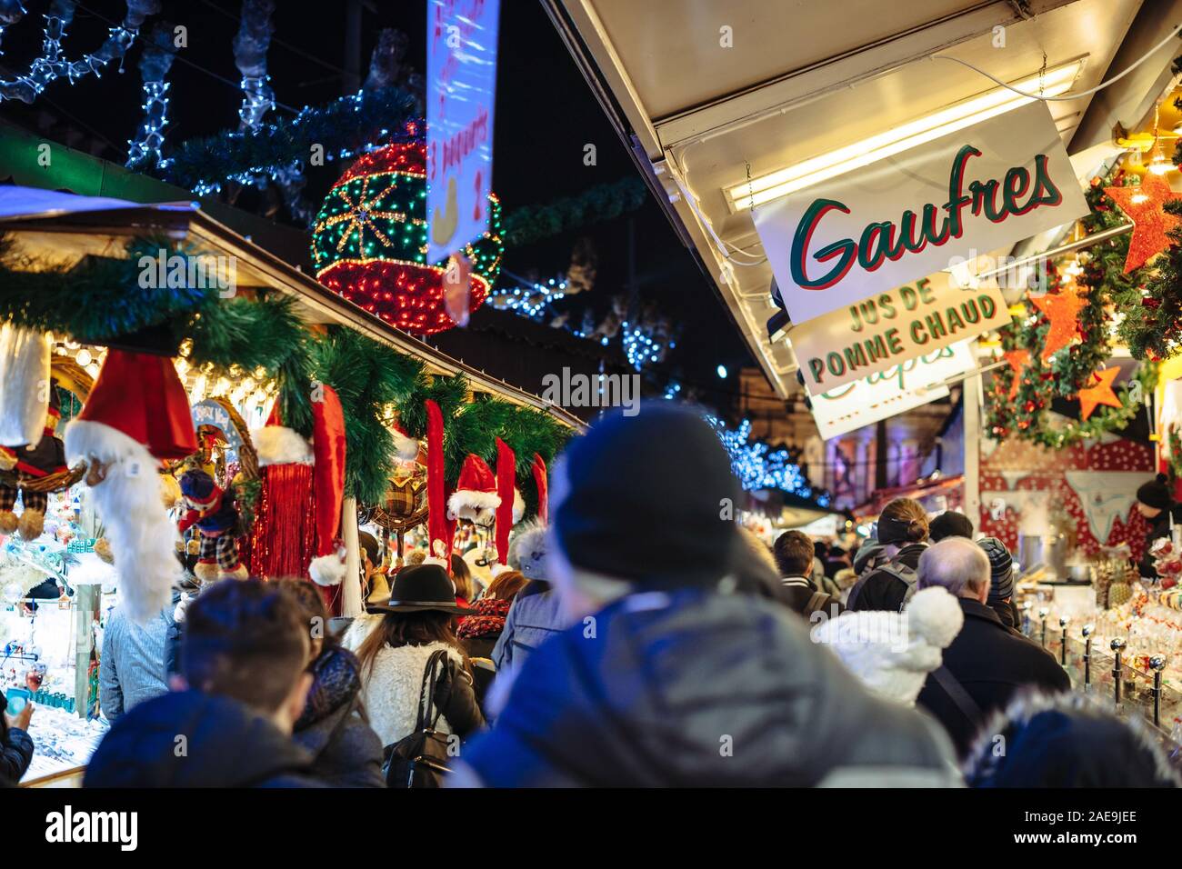 Strasburgo, Francia - Dic 20, 2016: vista posteriore di persone sagome per lo shopping tradizionale alsaziana giocattoli e dolciumi doni all'annuale Mercato di Natale Marche de Noel Foto Stock