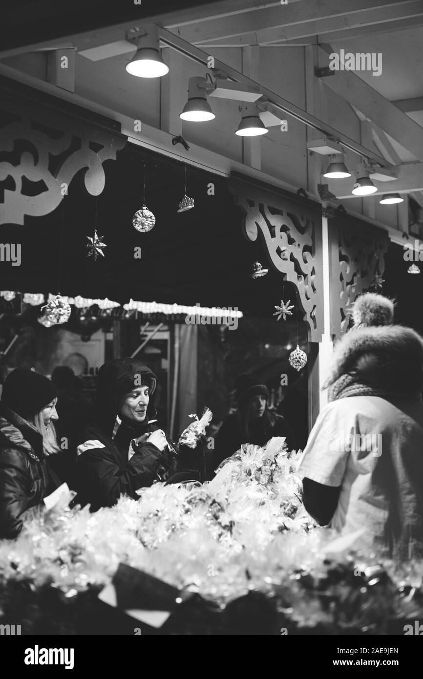 Strasburgo, Francia - Dic 20, 2016: i clienti persone lo shopping al mercato chalets di stallo per dolci tradizionali e giocattoli durante l'annuale Mercato di Natale a Strasburgo - immagine in bianco e nero Foto Stock