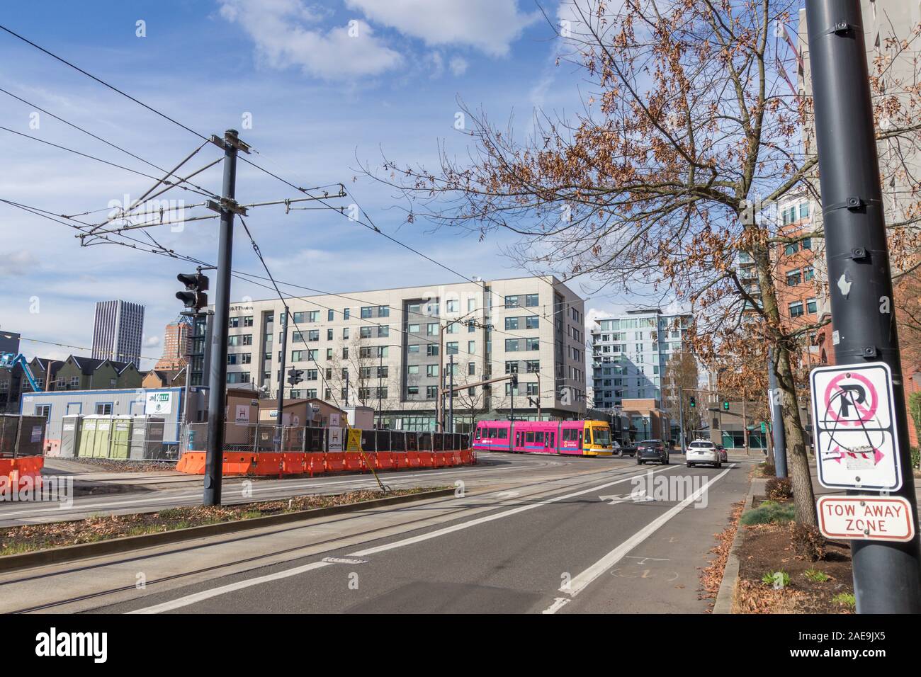 Portland, Oregon / STATI UNITI D'AMERICA - Circa 2019: la strada auto e altre vetture guida su una tipica strada nel centro di Portland, Oregon in primavera. Foto Stock