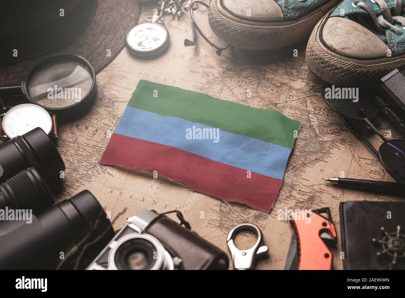 Repubblica del Daghestan bandiera tra Traveler's accessori sul vecchio Vintage map. Destinazione turistica concetto. Foto Stock