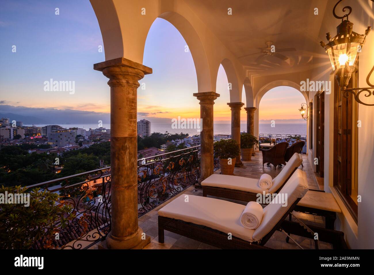 Vista dal ponte della sala Vip a Casa Kimberly al crepuscolo; Puerto Vallarta, Jalisco, Messico. Foto Stock