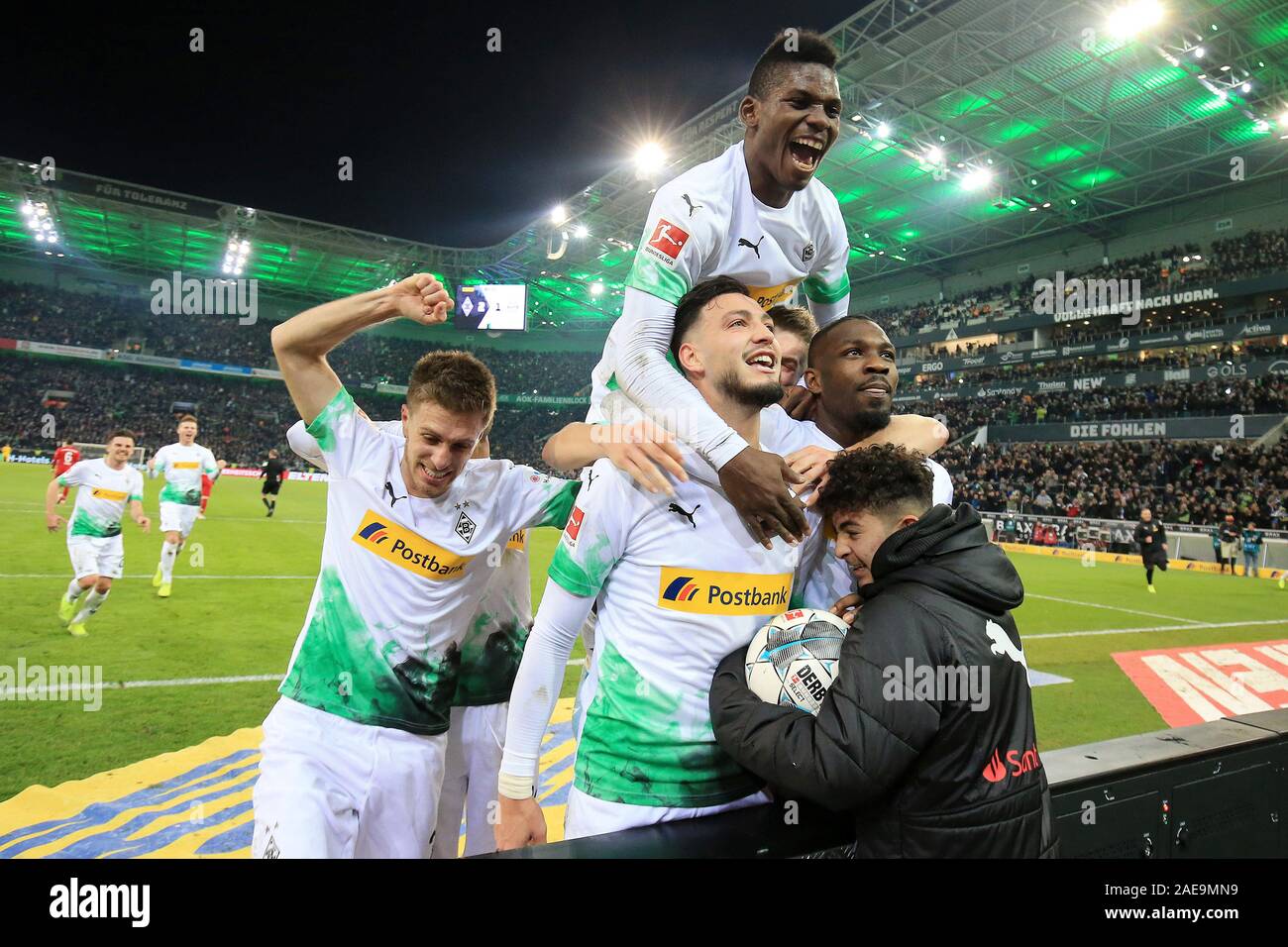 Monchengladbach, Germania. Il 7 dicembre, 2019. I giocatori di Monchengladbach celebrare dopo rigature durante un match della Bundesliga tra Borussia Monchengladbach e FC Bayern Monaco di Baviera in Monchengladbach, Germania, 7 dicembre, 2019. Credito: Ulrich Hufnagel/Xinhua/Alamy Live News Foto Stock