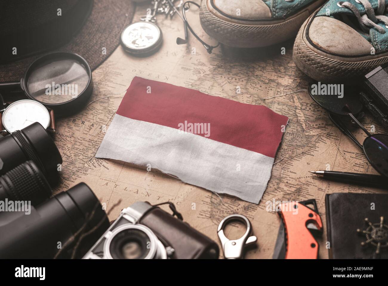 Bandiera dell'Indonesia tra Traveler's accessori sul vecchio Vintage map. Destinazione turistica concetto. Foto Stock