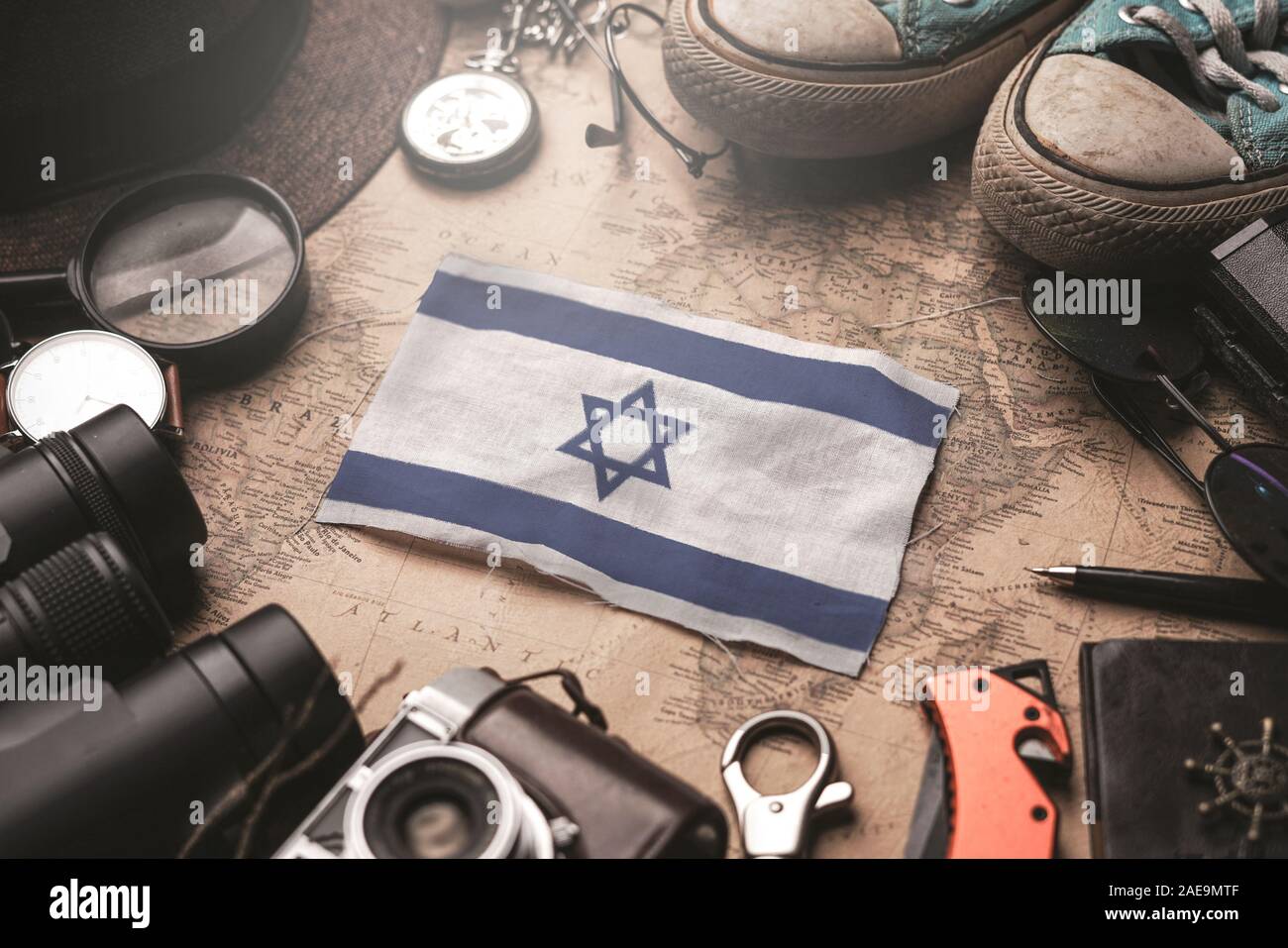 Bandiera di Israele tra Traveler's accessori sul vecchio Vintage map. Destinazione turistica concetto. Foto Stock