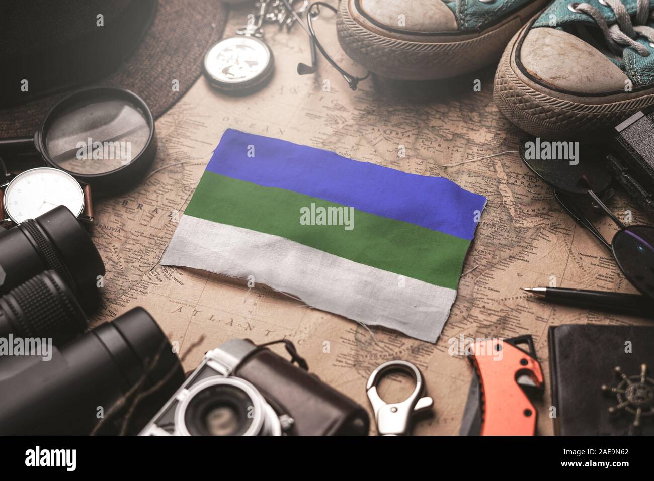 Repubblica di Komi bandiera tra Traveler's accessori sul vecchio Vintage map. Destinazione turistica concetto. Foto Stock