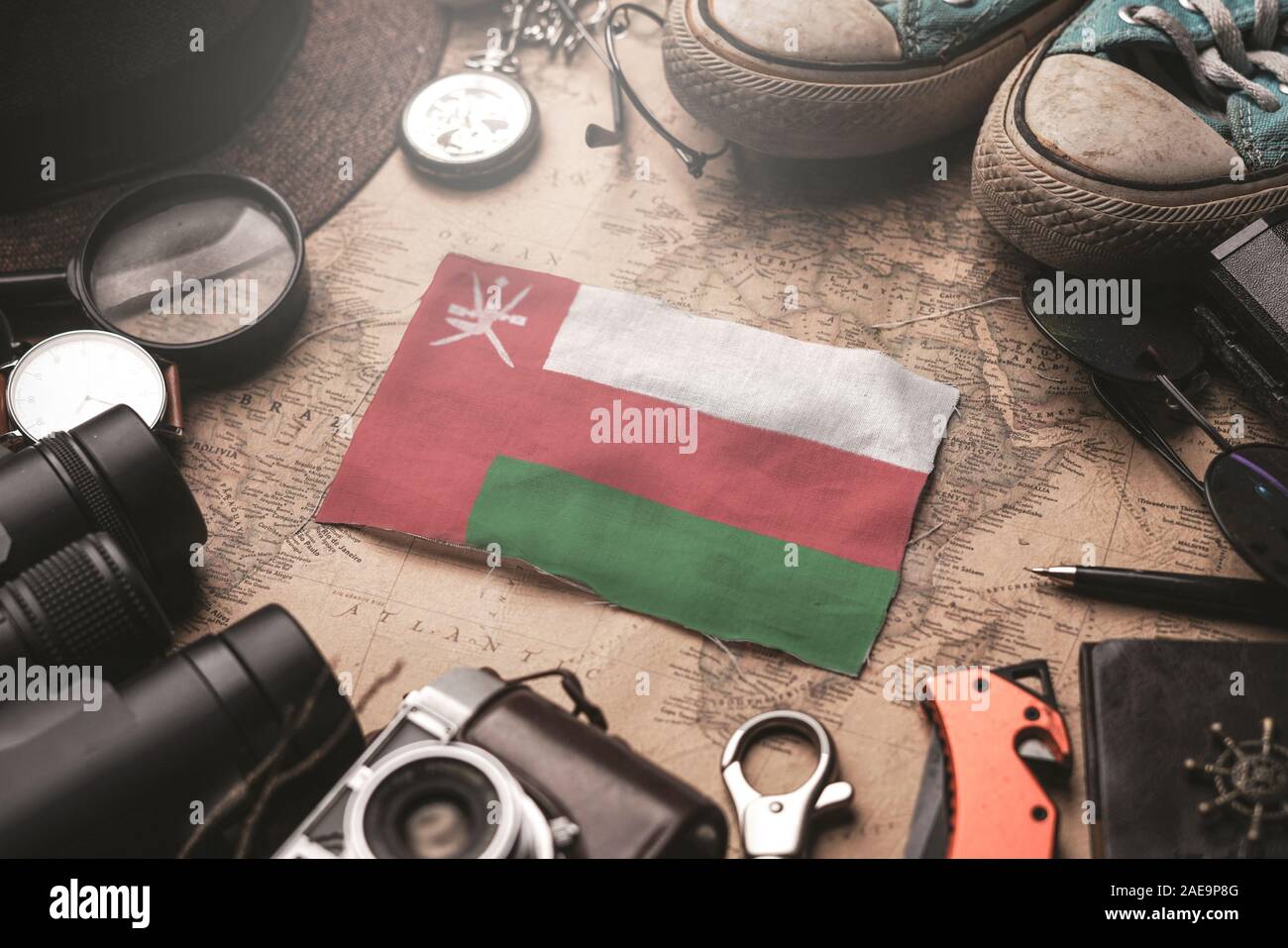 Oman bandiera tra Traveler's accessori sul vecchio Vintage map. Destinazione turistica concetto. Foto Stock