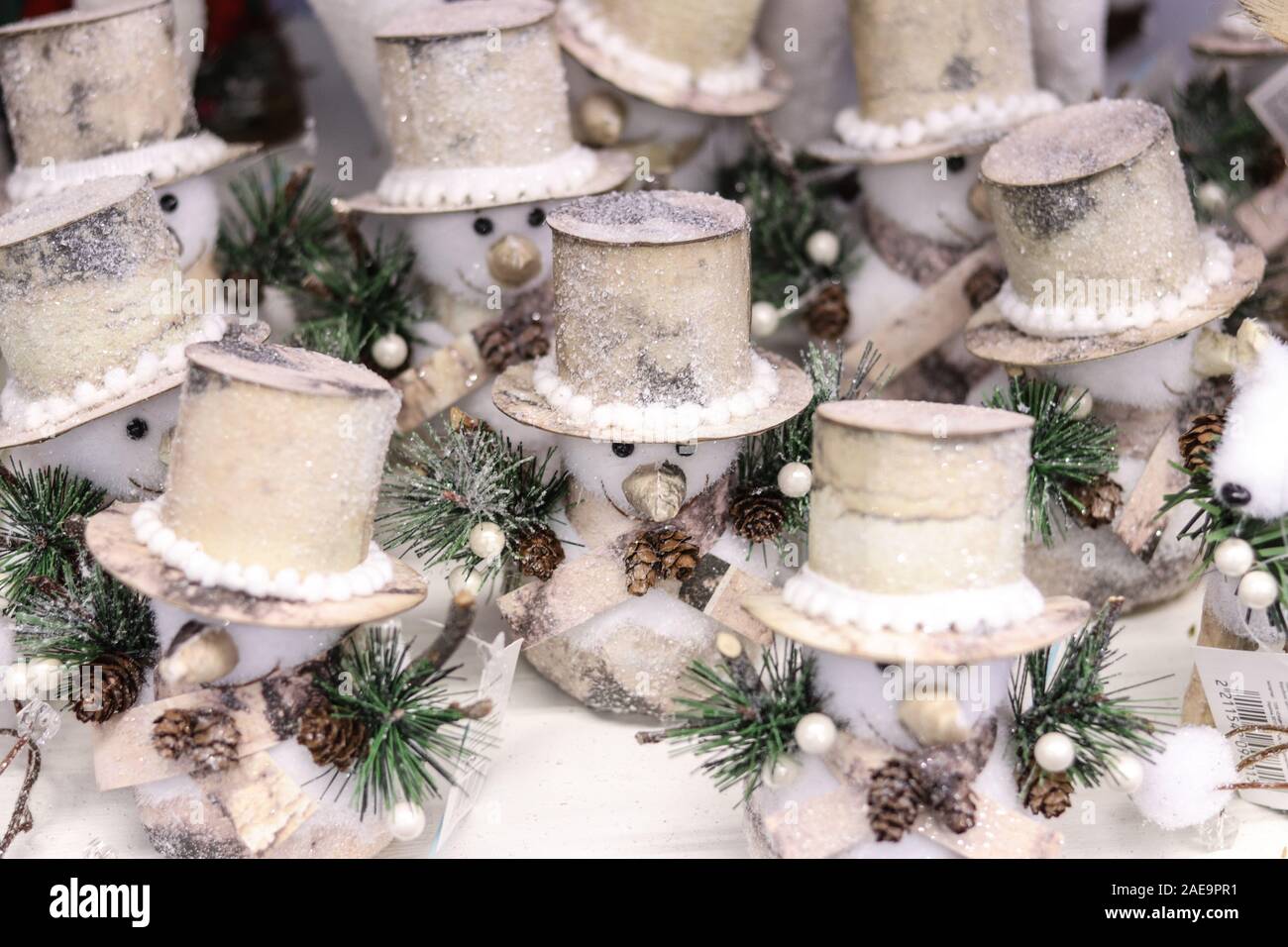 Piccoli pupazzi di neve in cappelli sfondo di Natale. Buone vacanze invernali. Foto Stock