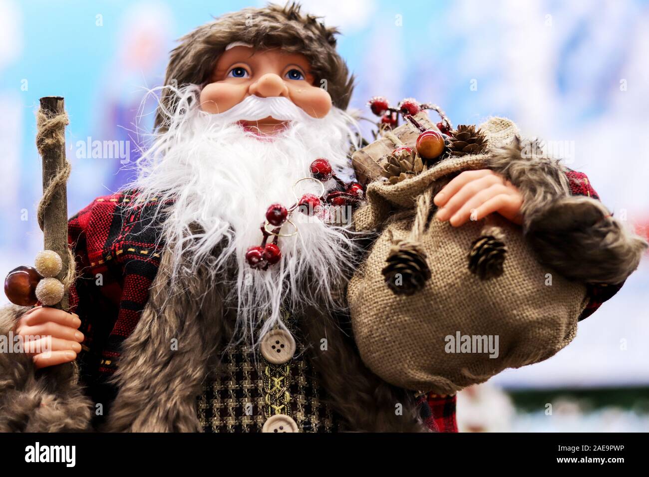 Grande Babbo Natale decorazione di Natale in stile tradizionale paese con borsa in sackcloth e bastone di legno Foto Stock