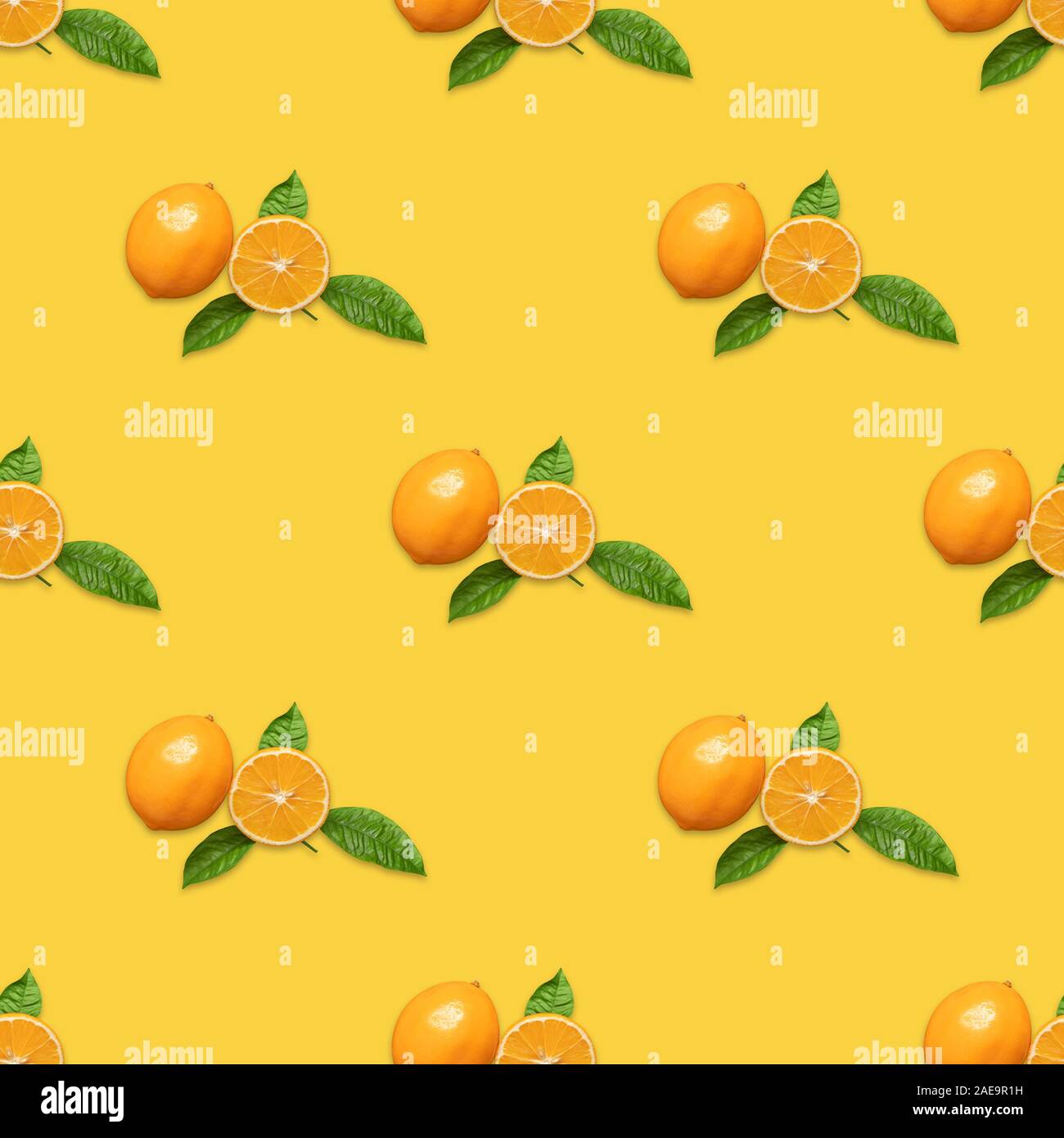 Modello senza cuciture con Meyer limone e foglie verdi su sfondo giallo. Modello di frutta. Tropical sfondo astratto. La minima nozione di frutta. Foto Stock