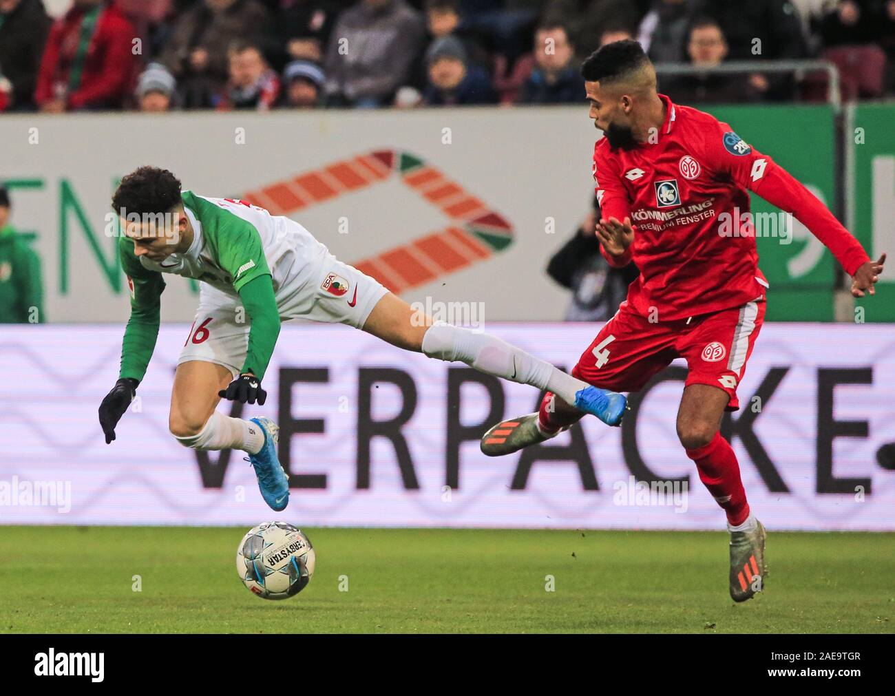 Augsburg, Germania. Il 7 dicembre, 2019. Ruben Vargas (L) di Augsburg vies con Geremia San Juste di Magonza durante un match della Bundesliga tra FC Augsburg e 1.FSV Mainz 05 ad Augsburg, Germania, il 7 dicembre, 2019. Credito: Philippe Ruiz/Xinhua/Alamy Live News Foto Stock