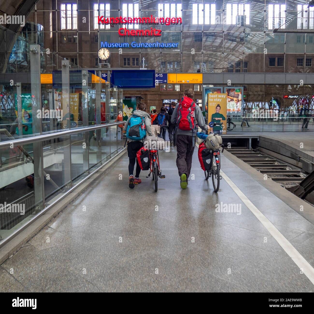 Ciclisti e altri passeggeri in giro sulla piattaforma della stazione centrale di Lipsia Hauptbahnhof Lipsia Sassonia Germania Foto Stock