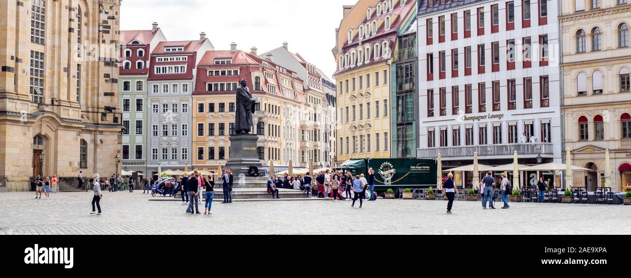 Ristoranti e ristoranti all'aperto turisti in piedi accanto alla statua di Martin Luther in Platz Neumarkt Newmarket Altstadt Dresda Sassonia Germania. Foto Stock
