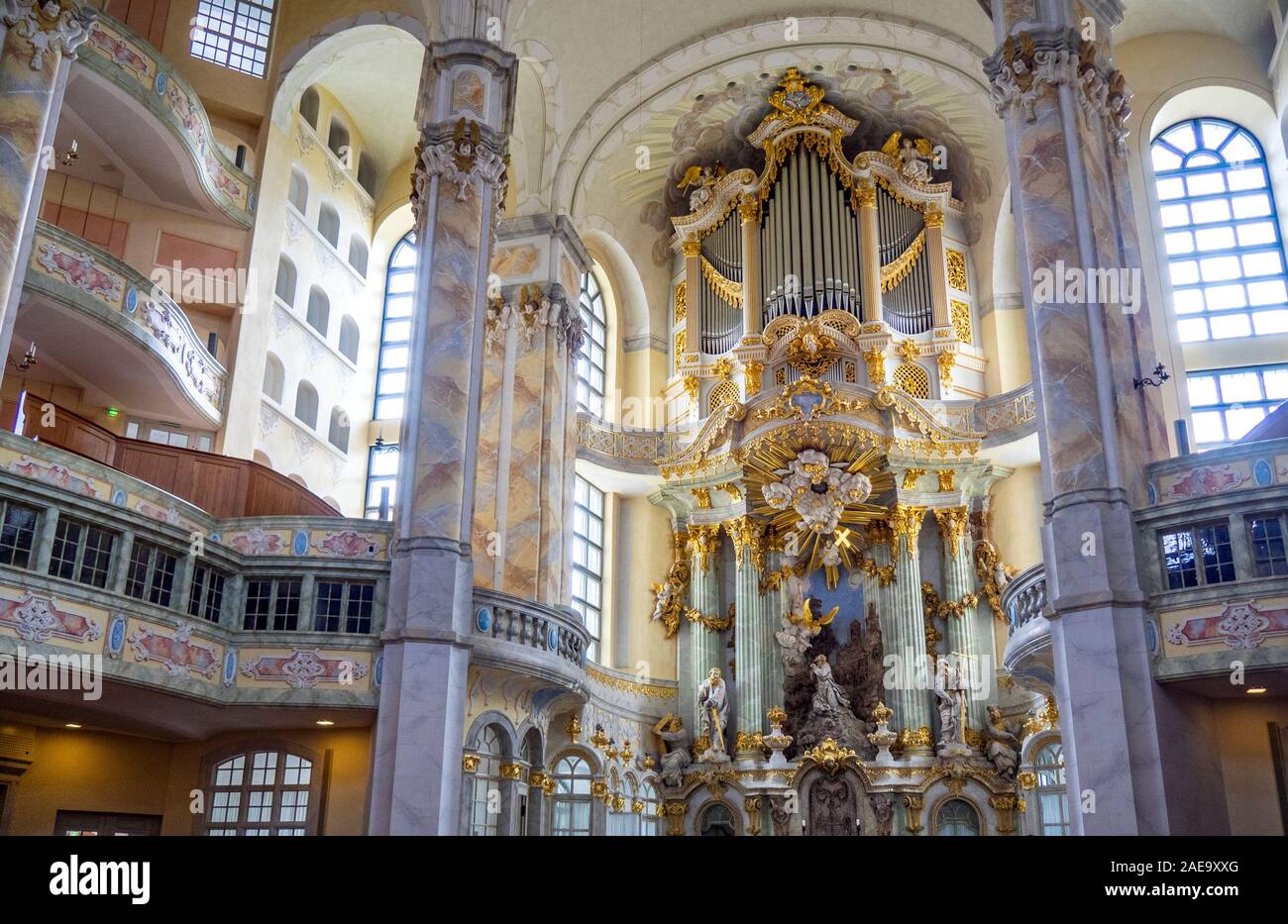 Alter e chiesa organo tubi interni Frauenkirche Chiesa di nostra Signora Platz Neumarkt Newmarket Altstadt Dresda Sassonia Germania. Foto Stock