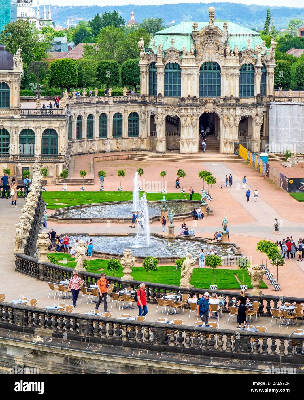 Turisti sul tetto Barocco Dresdner Zwinger Dresden Sassonia Germania. Foto Stock