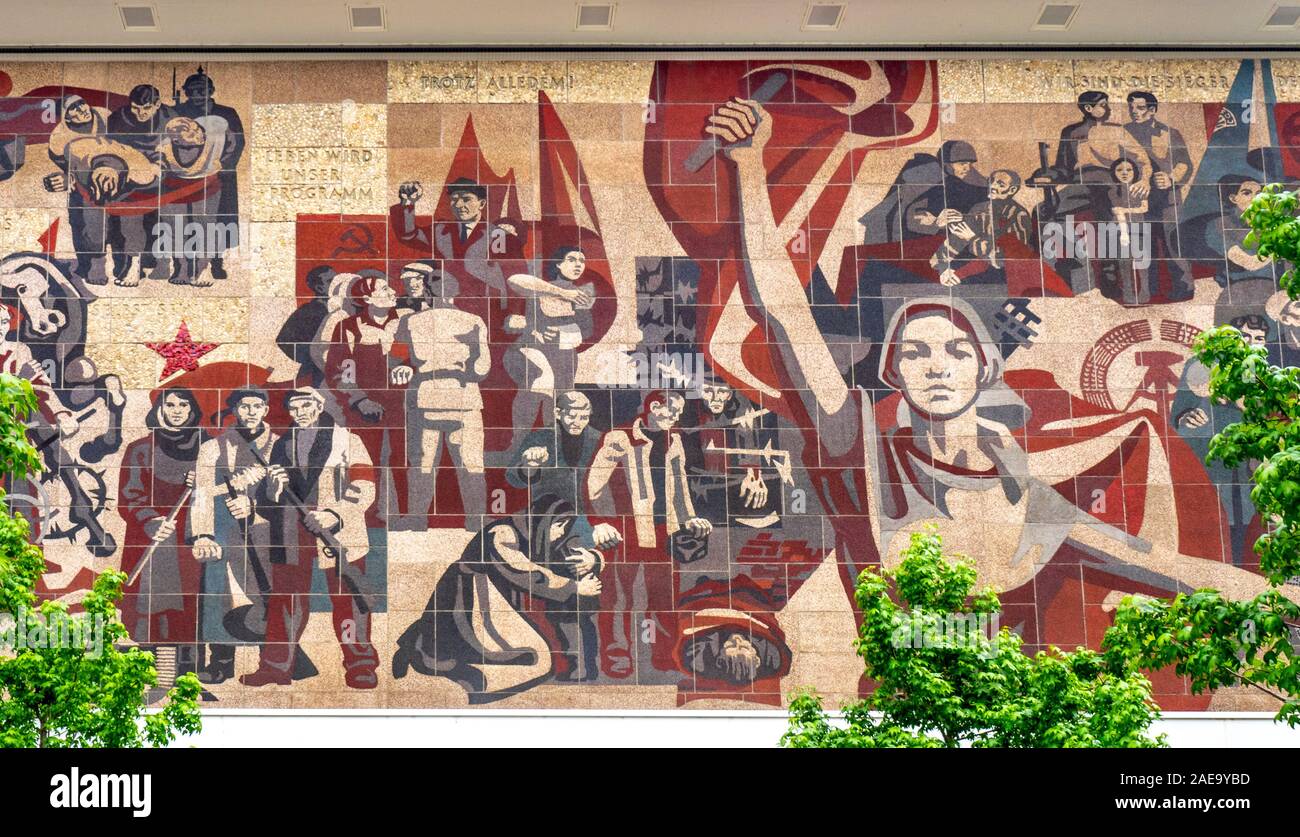 Murale realizzato con piastrelle a lato dell'edificio raffigurante la propaganda comunista della Germania dell'Est in Altstadt Dresda Sassonia Germania. Foto Stock