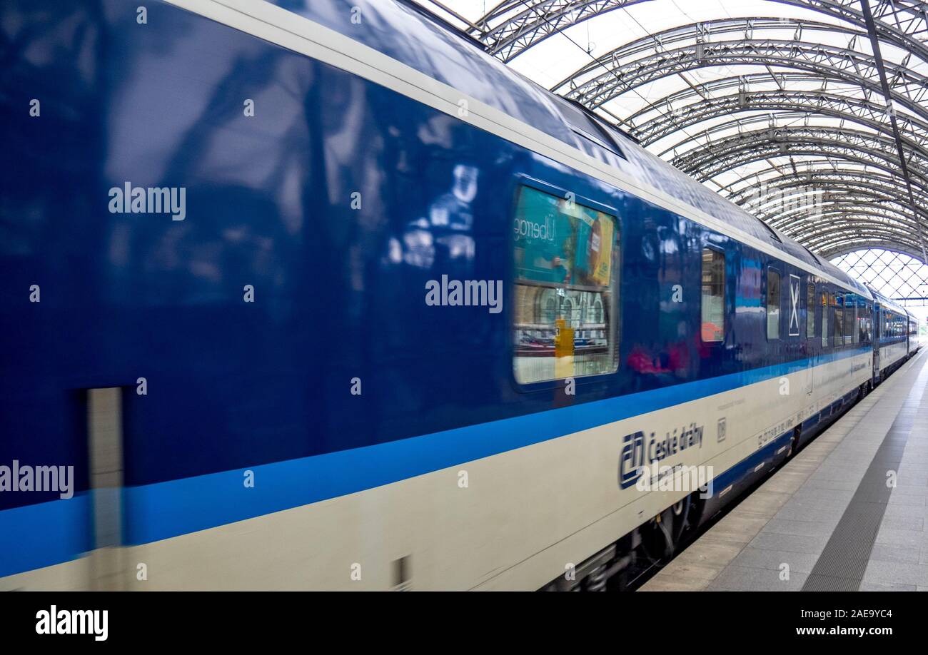 Treno delle ferrovie ceche a Dresda Hauptbahnhof HBF Stazione Centrale di Dresda Sassonia Germania. Foto Stock