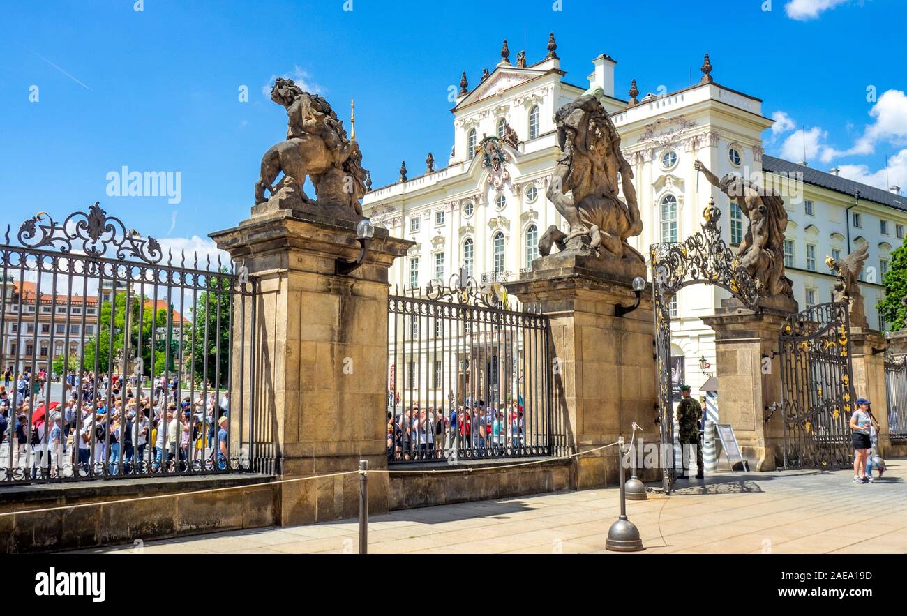 Turisti fuori dal Wrestling Titans o ingresso porta Giganti al primo cortile del complesso del Castello di Praga Repubblica Ceca. Foto Stock