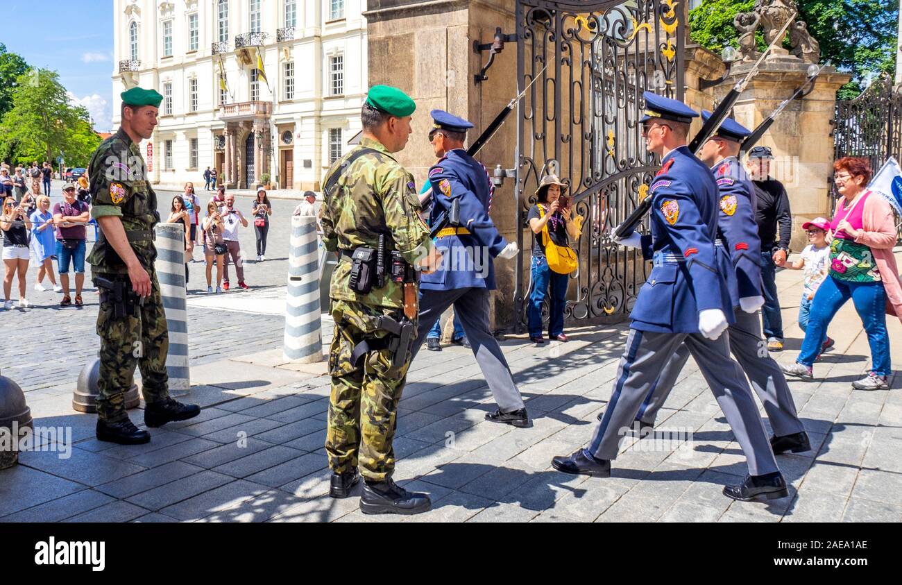 Le Guardie del Castello di Praga marciavano durante la cerimonia del cambio delle guardie alla porta dei Giganti primo cortile Castello di Praga Repubblica Ceca. Foto Stock