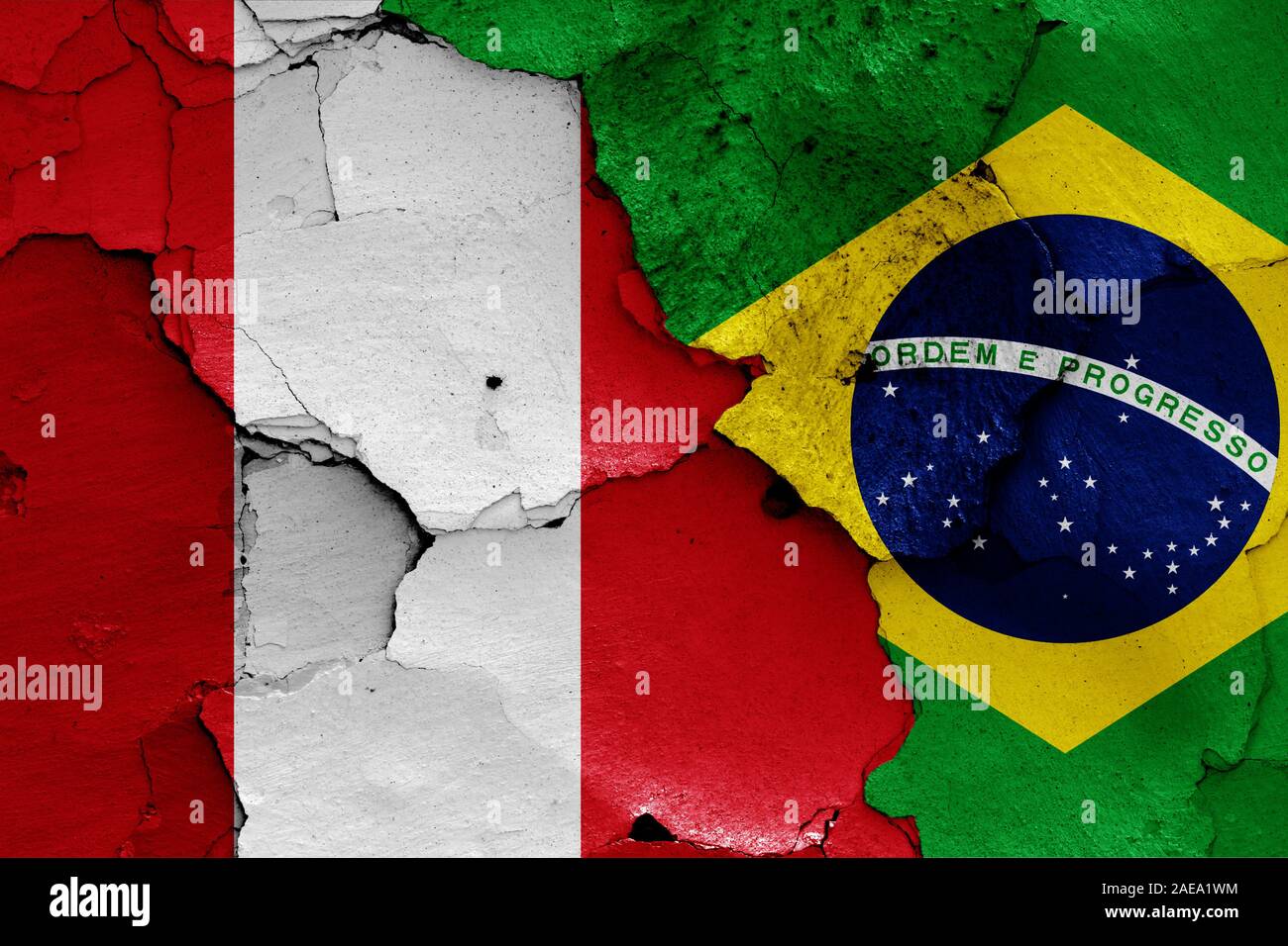 Bandiera del Perù e Brasile dipinta sulla parete incrinato Foto Stock