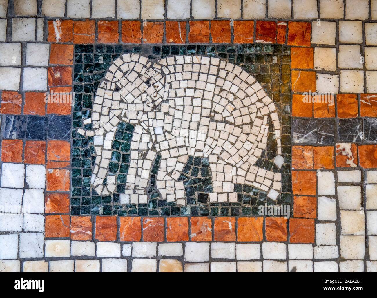 Elefante in piastrelle mosaico sul pavimento fuori Adria Palace New Town Praga Repubblica Ceca. Foto Stock