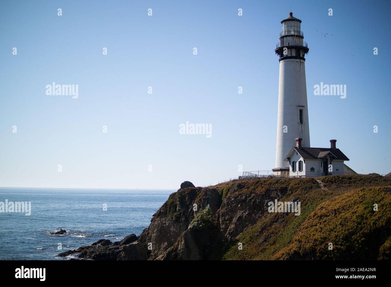 Faro di Pigeon Point e Lighthouse Keepers Cottage arroccati sulla scogliera che si affaccia sull'Oceano Pacifico nella California settentrionale. Foto Stock