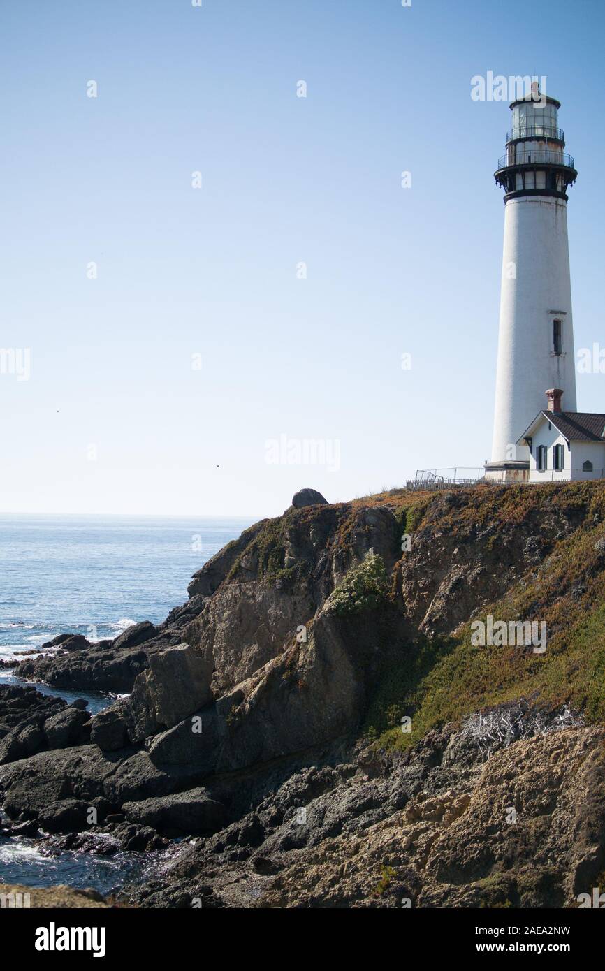 Faro di Pigeon Point e Lighthouse Keepers Cottage arroccati sulla scogliera che si affaccia sull'Oceano Pacifico nella California settentrionale. Foto Stock