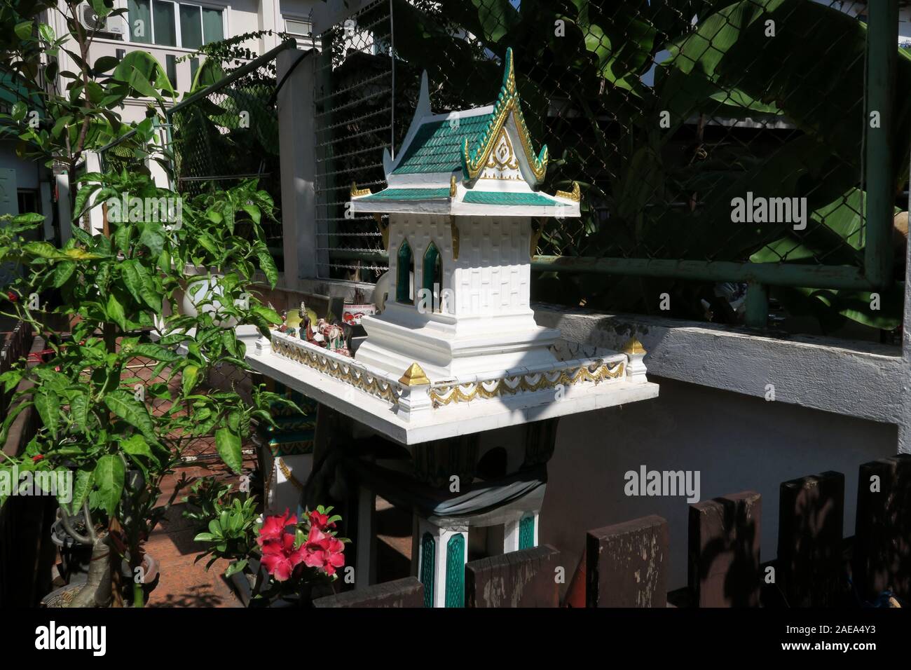 Casa degli Spiriti, Bangkok, Thailandia, ma molto insolito verde e colorazione bianca forse perché è nei giardini di una casa musulmana. Foto Stock