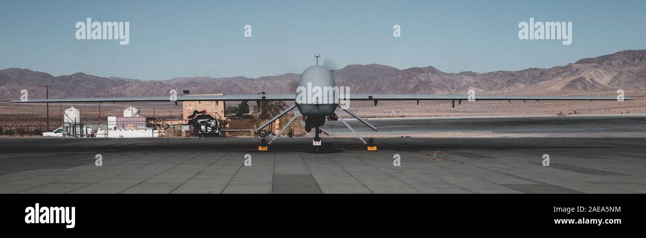 Un U.S. Esercito MQ-1C GRIGIO Eagle con la B Company, 229i reggimento aviazione noto come 'Flying Tigers' passa attraverso controlli preflight al combattimento aereo elemento striscia di atterraggio, Marine Corps Air il combattimento a terra (Centro MCAGCC), ventinove Palms, California, nov. 7, 2019. Il Flying Tigri erano stati uniti di supporto Esercito di funzionamento speciale di soldati con la terza delle forze speciali Gruppo (Airborne) con intelligenza, la sorveglianza, l'acquisizione del target, e ricognizione durante il loro recupero tattico di aeromobili per la formazione del personale. (U.S. Marine Corps foto di Cpl. William Chockey) Foto Stock