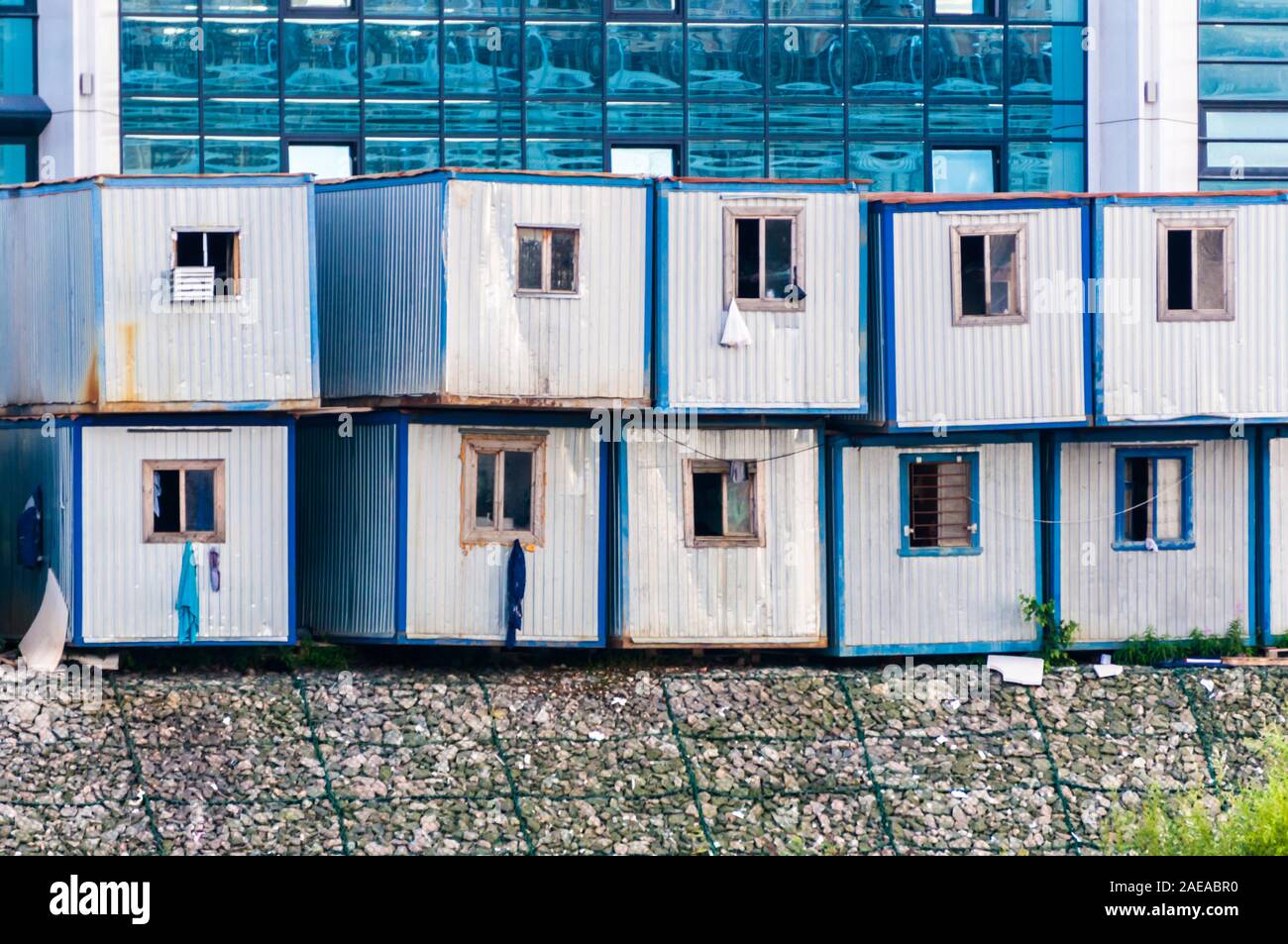 Operai di case temporanee in righe vicino al nuovo edificio in Russia Foto Stock