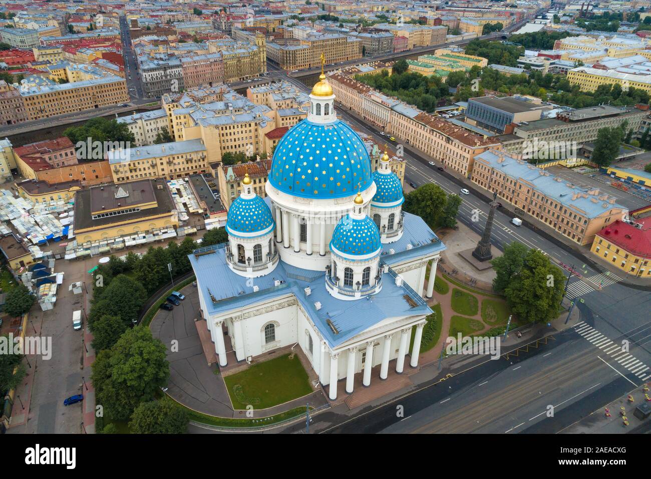 Vista superiore della Trinità cattedrale in un mese di luglio giorno nuvoloso (fotografia aerea). San Pietroburgo, Russia Foto Stock