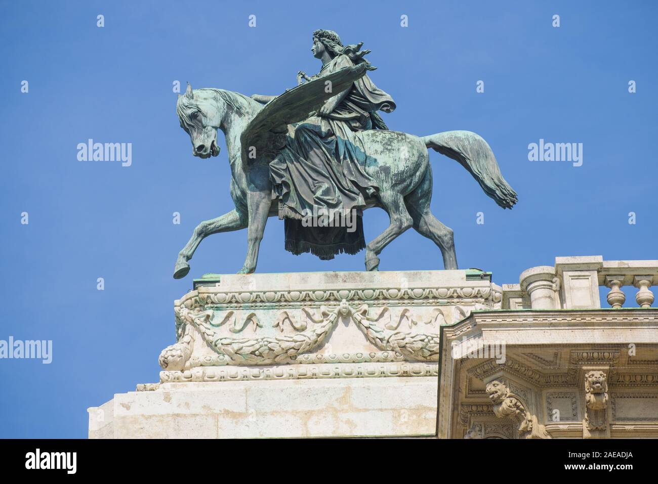 La scultura di Apollo a cavallo Pegasus (1869) sul tetto dell'Opera di Stato di Vienna. Vienna, Austria Foto Stock