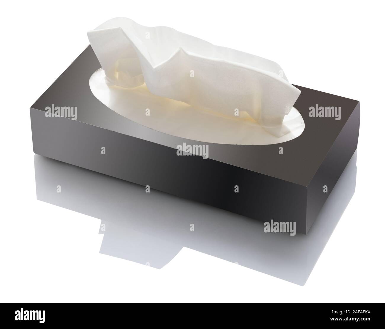 Pulire bianco asciugamani di carta o tessuti sporgente da una scatola nera visto elevato angolo su bianco con ombra e spazio di copia Foto Stock