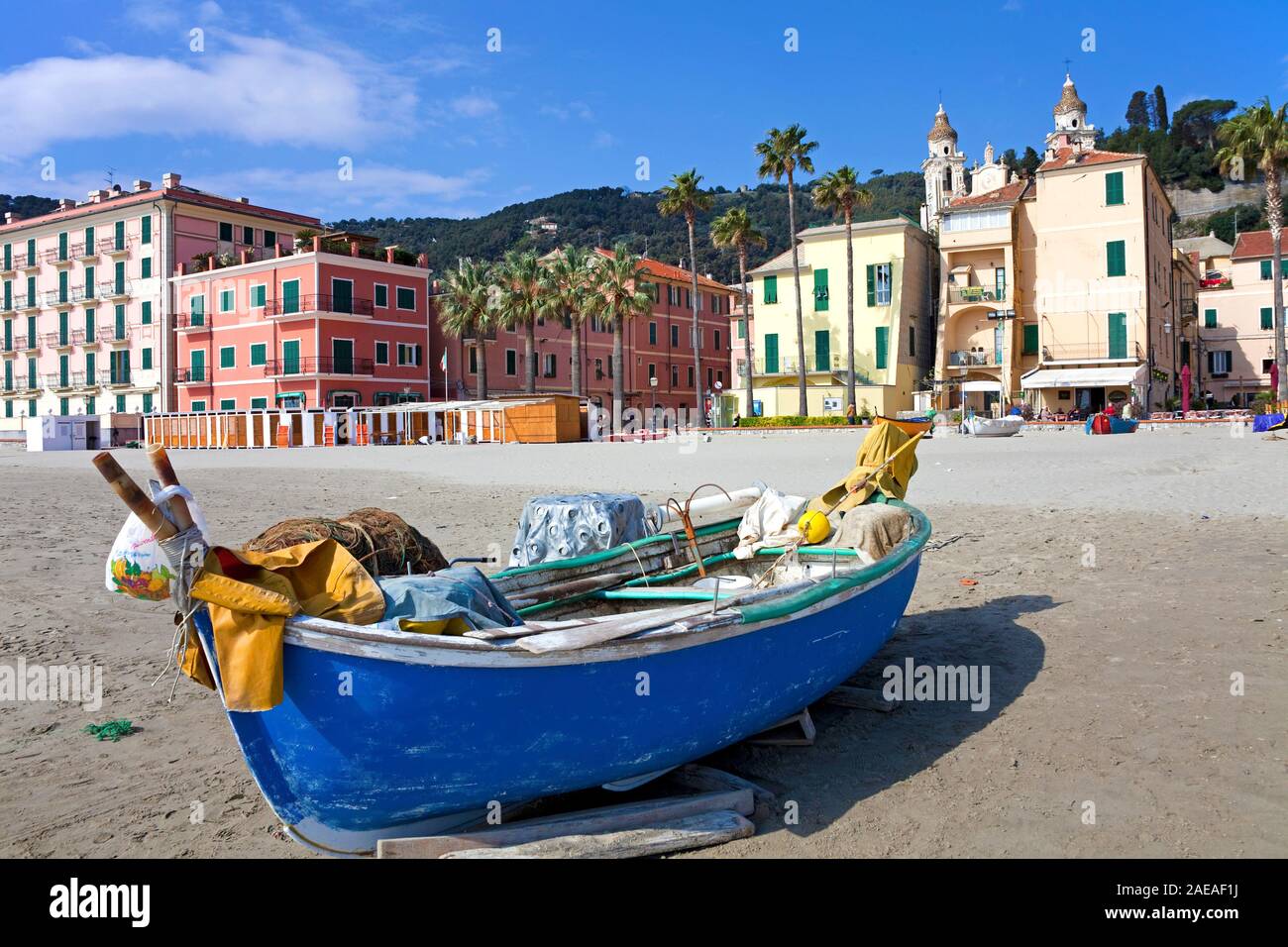 La pesca in barca alla spiaggia di Laigueglia, costa ligure, Liguria, Italia Foto Stock