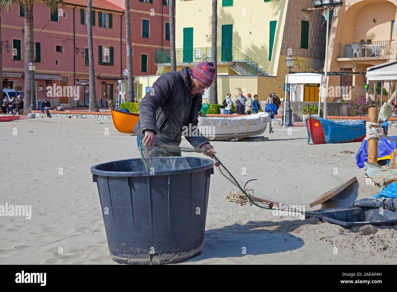 Pescatore presso la spiaggia di Laigueglia, costa ligure, Liguria, Italia Foto Stock