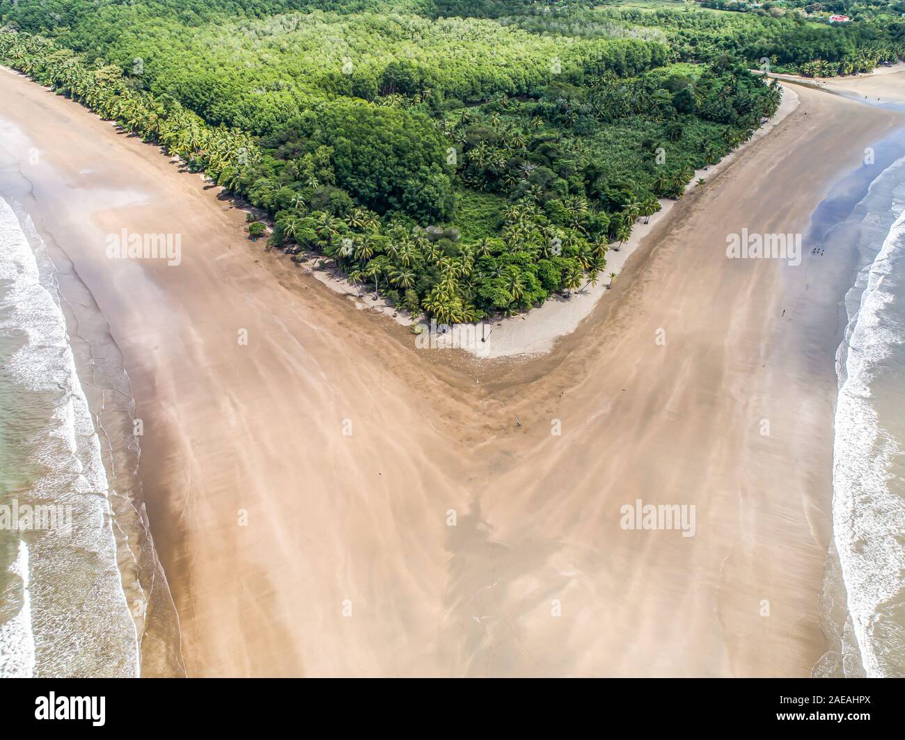 Vista aerea di Marino Ballena National Park in Punta Uvita belle spiagge e di foresta tropicale in Costa del Pacifico di Costa Rica a forma di coda di balena Foto Stock