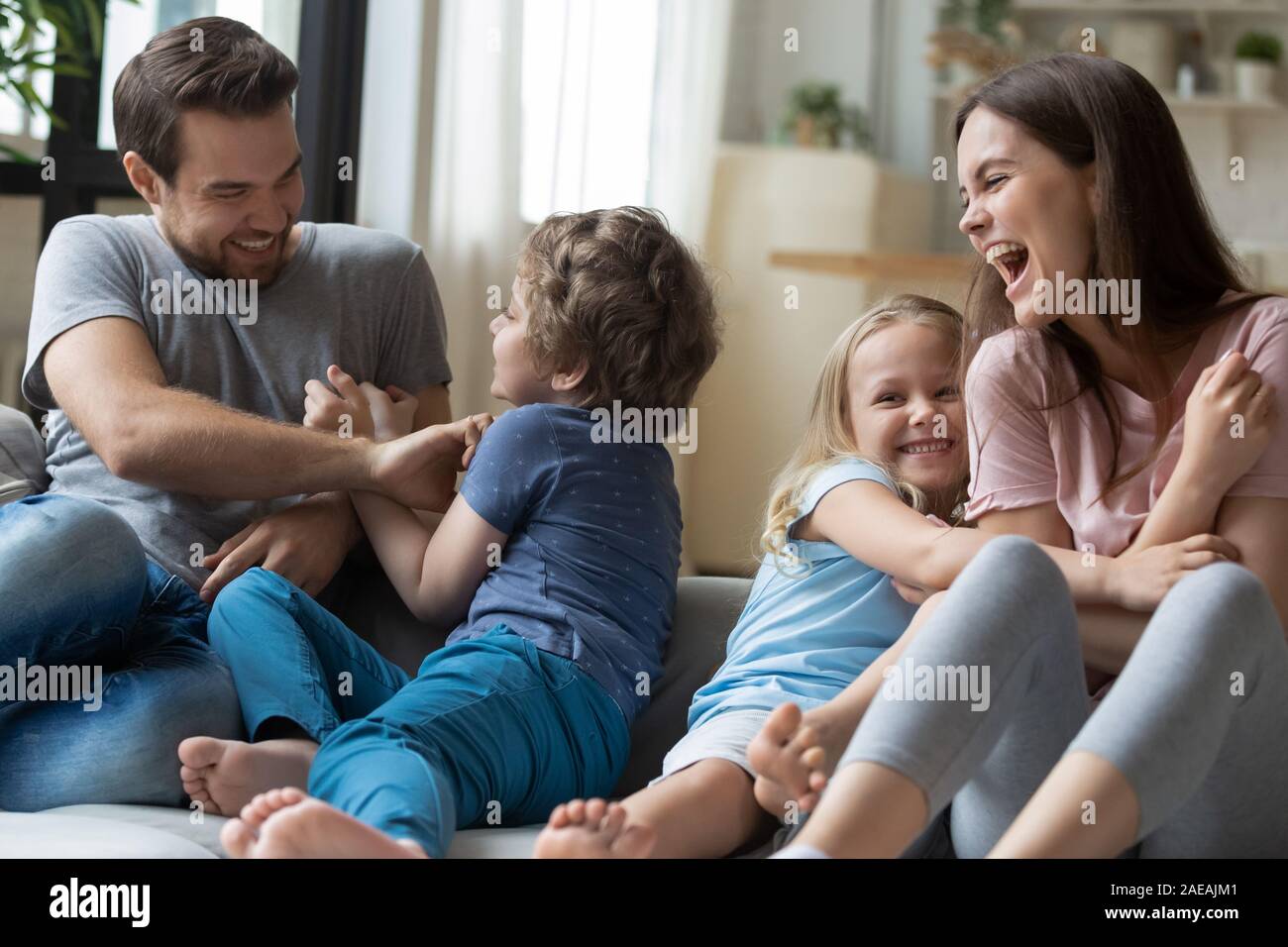 La famiglia felice divertendosi trascorrere il fine settimana insieme a casa Foto Stock